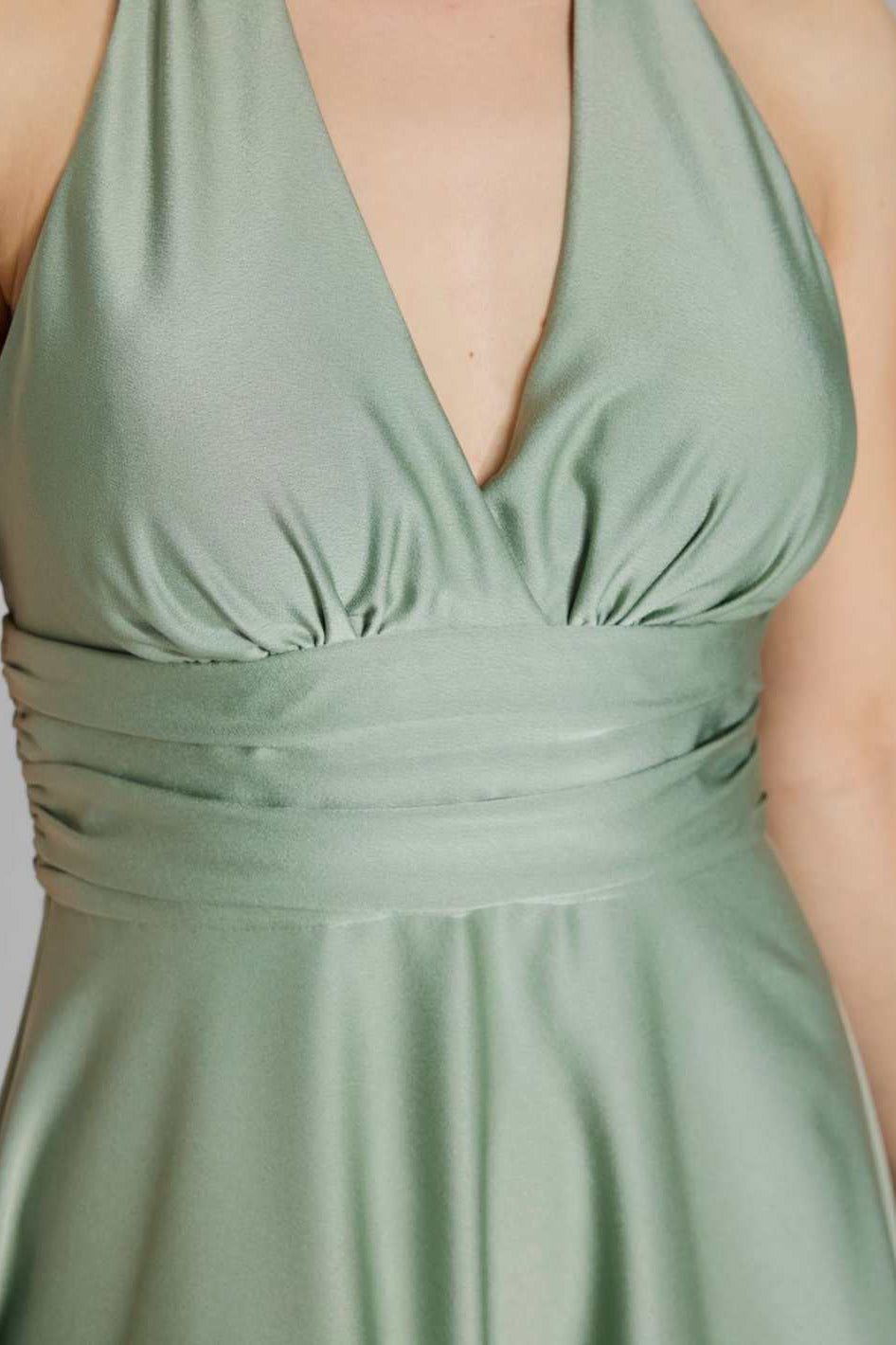 Neckholder Kleid aus Satin