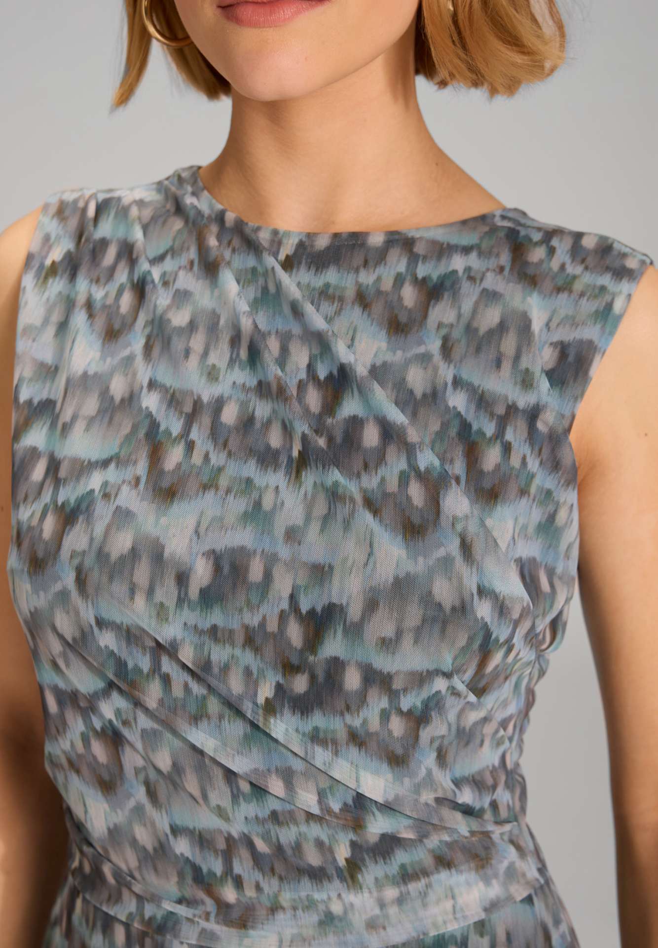 Midi Kleid aus weichem Mesh mit abstraktem Animal Print