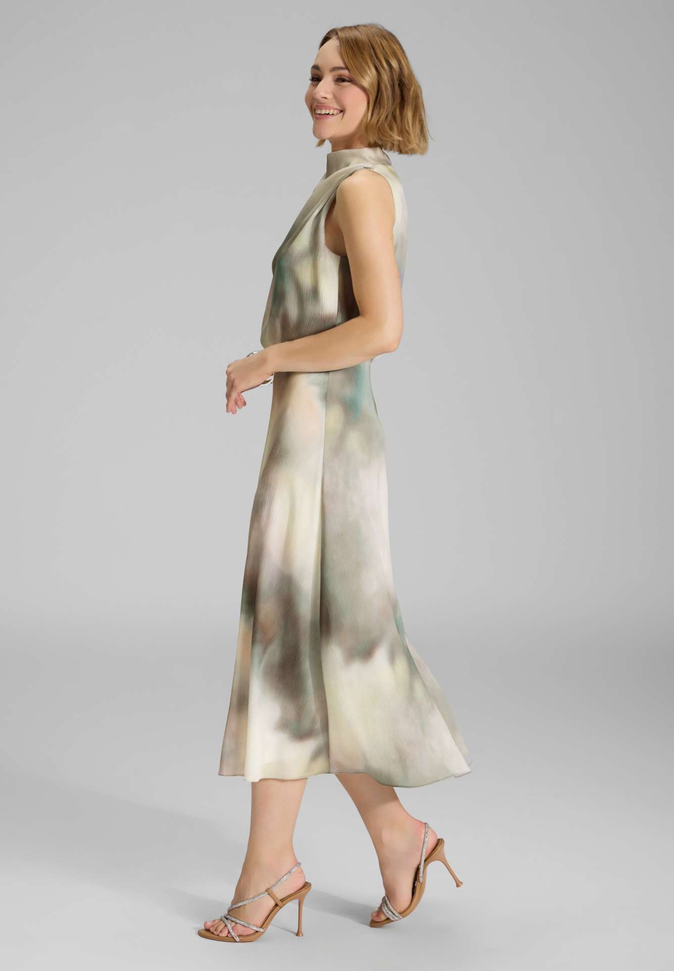 Midi Kleid aus gehämmertem Satin mit abstraktem Druck und Drapierung am Kragen