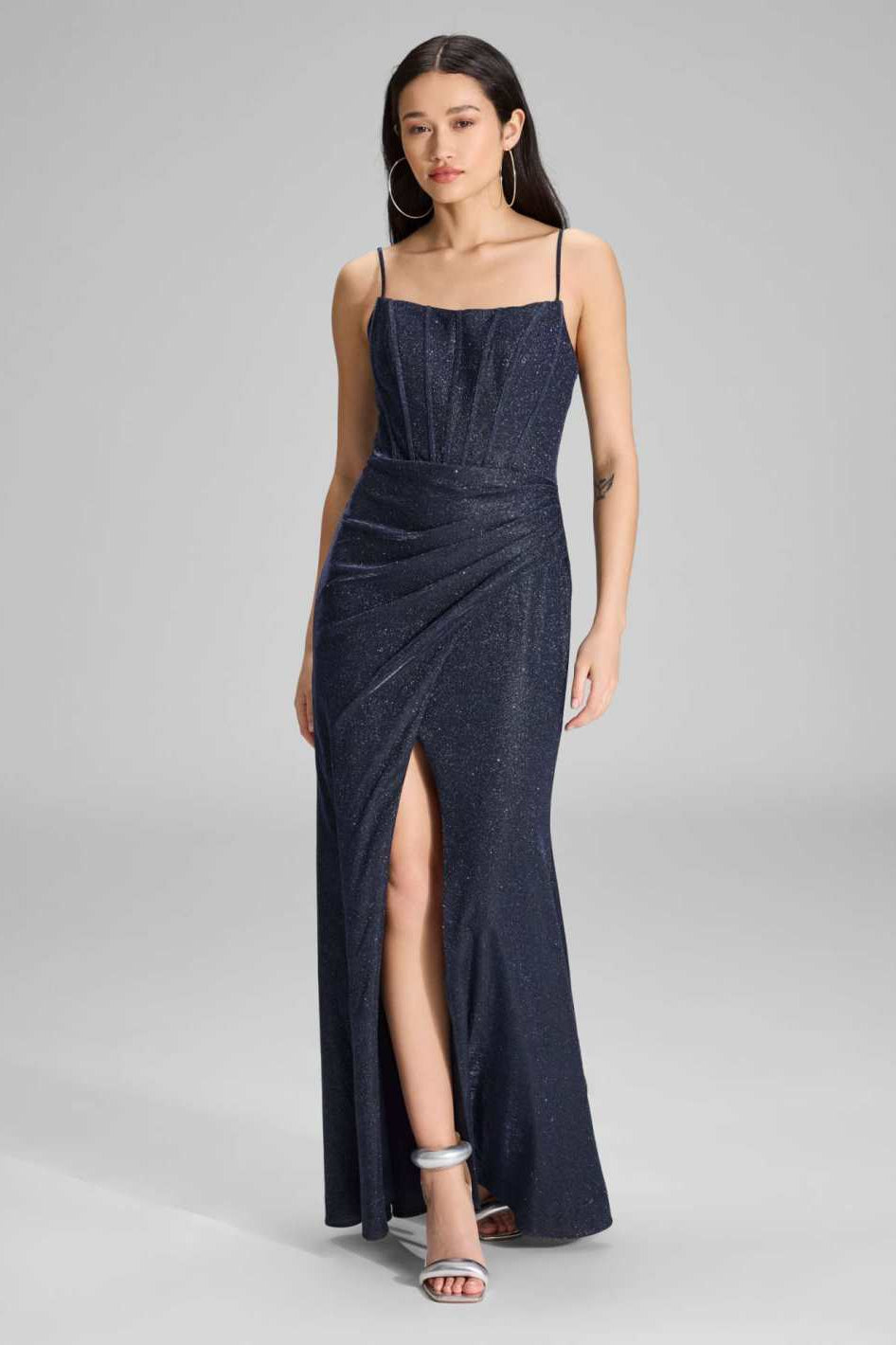 Figurbetontes Abendkleid mit Beinschlitz