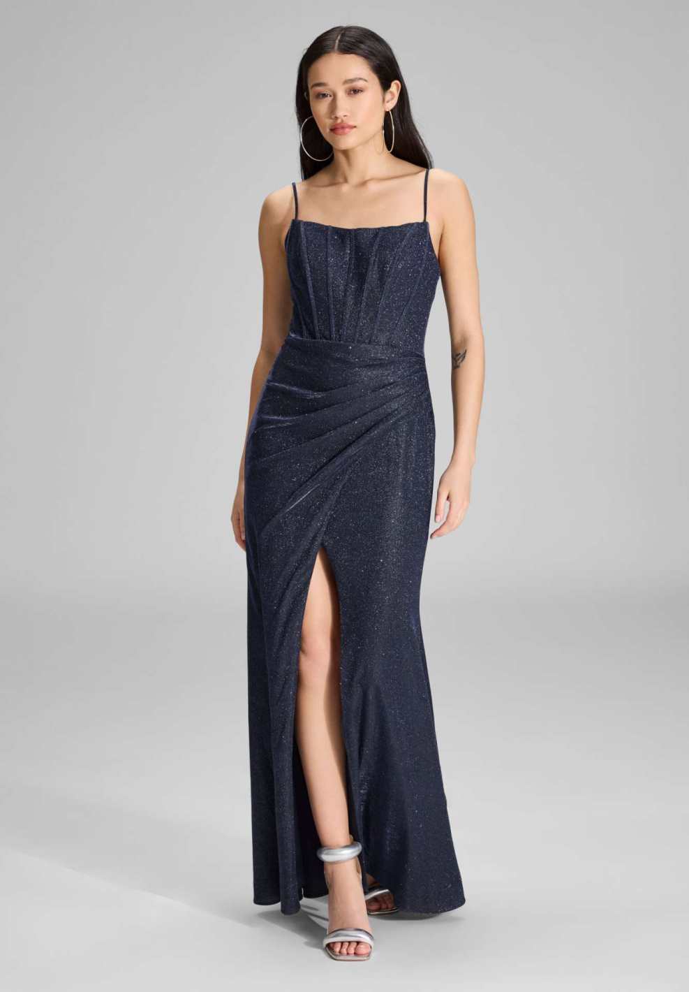 Figurbetontes Abendkleid mit Beinschlitz