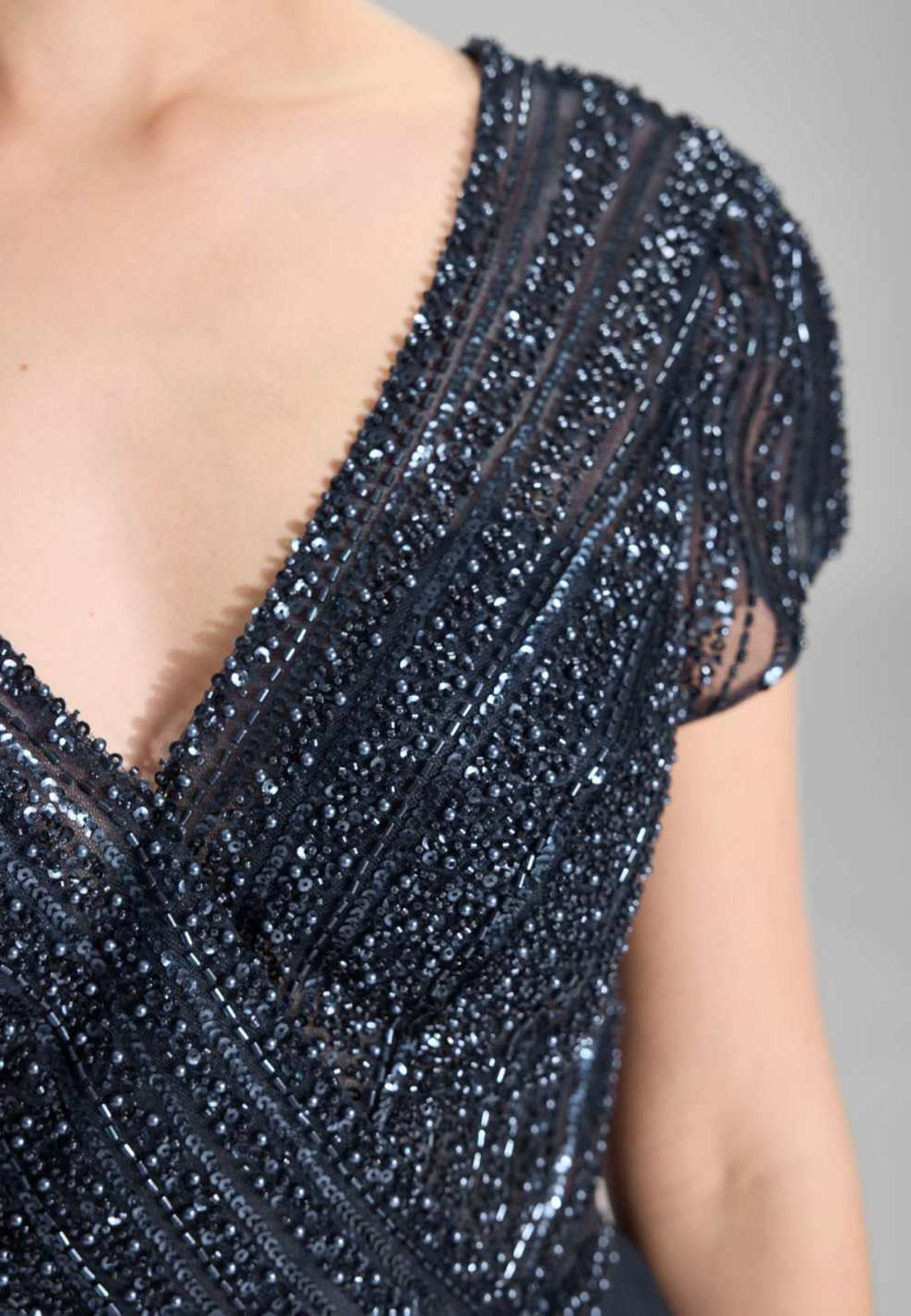 Besticktes Chiffonkleid mit kurzen Ärmeln