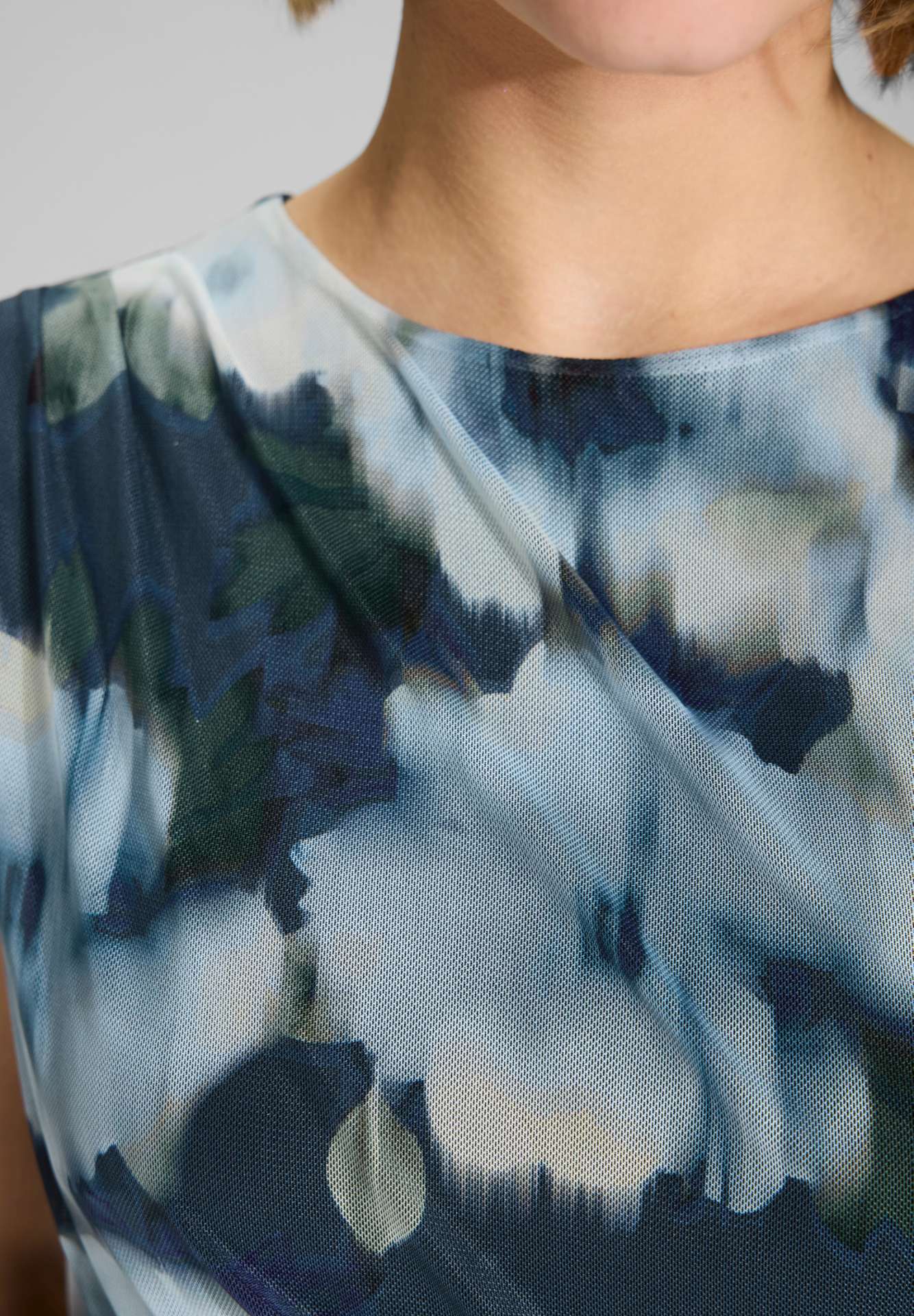 Midi Kleid aus weichem Mesh mit Ikat Druck