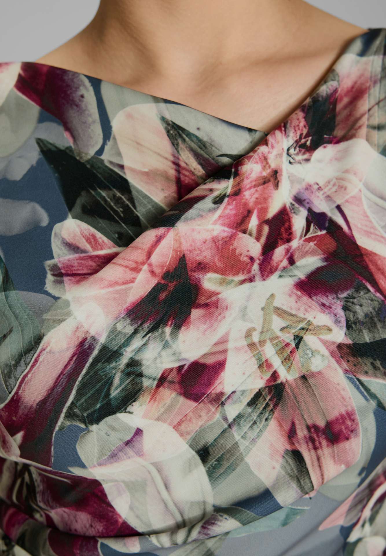 Etui Kleid aus bedrucktem Scuba mit Drapierung