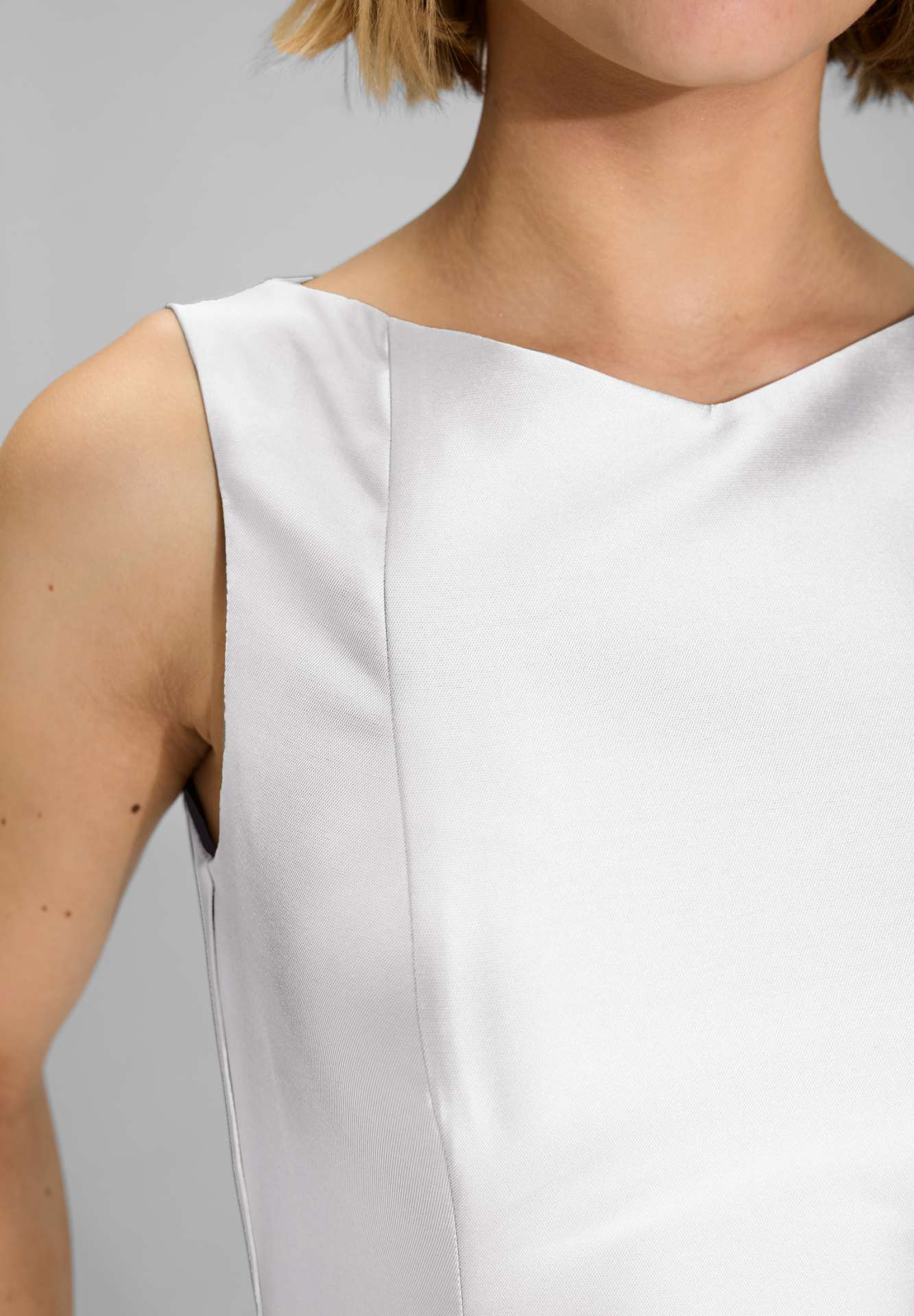 Robenartiges Abendkleid mit Eingrifftaschen