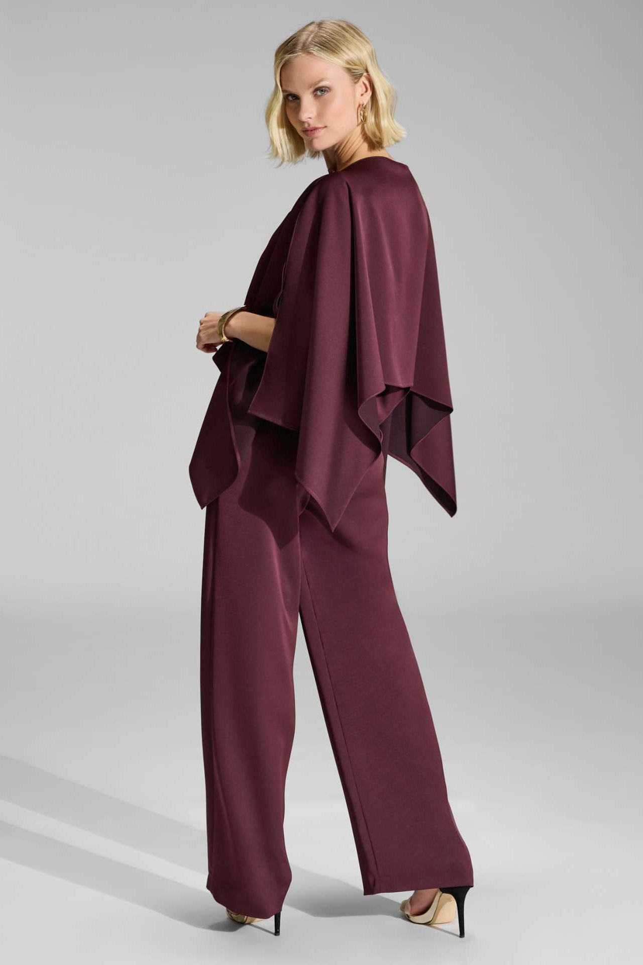 Cape-Top aus Satin mit seitlichen Schlitzen