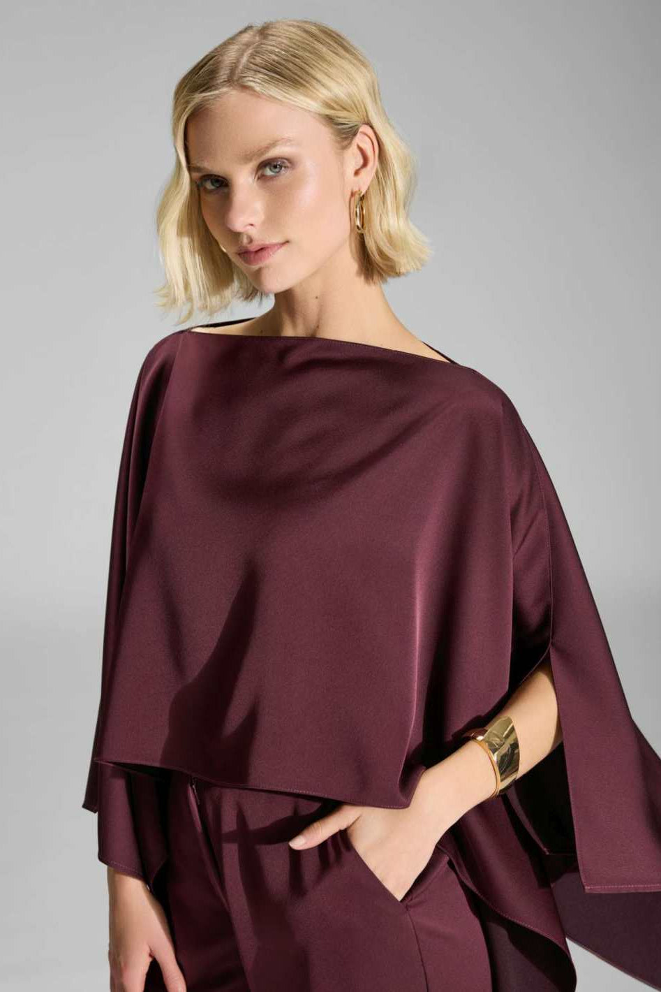 Cape-Top aus Satin mit seitlichen Schlitzen