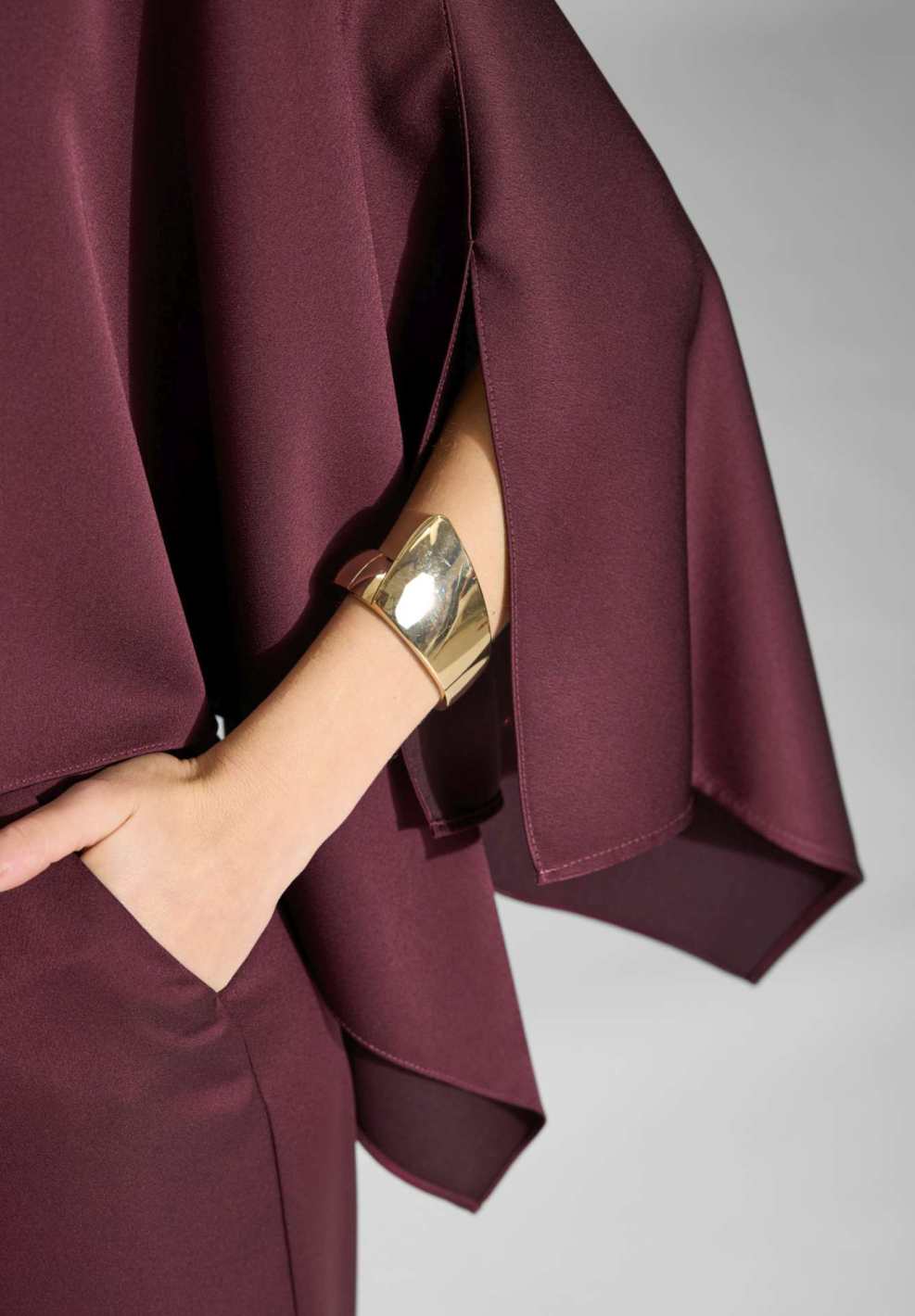 Cape-Top aus Satin mit seitlichen Schlitzen