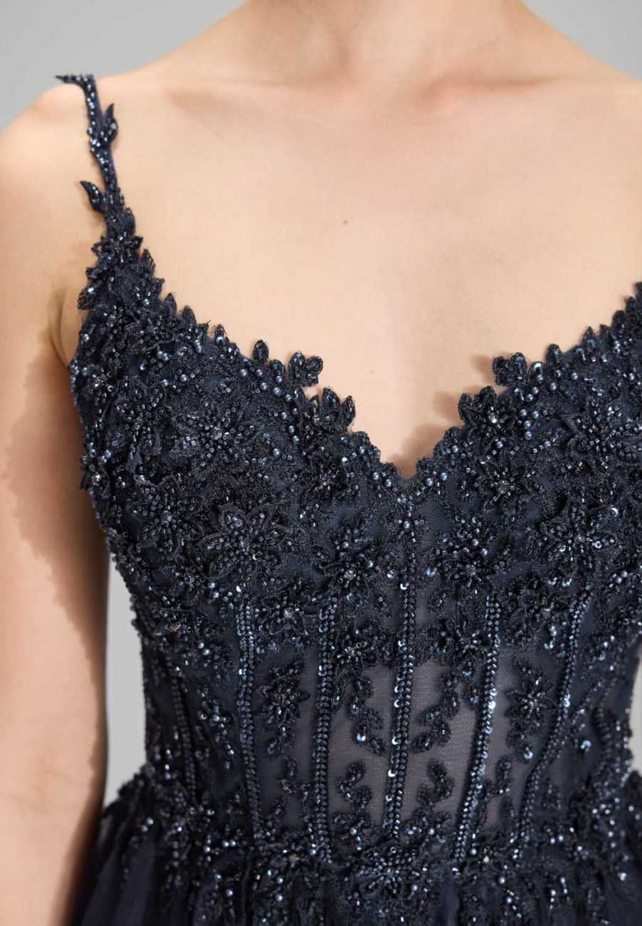 Ausgestelltes Tüllkleid mit Stickerei