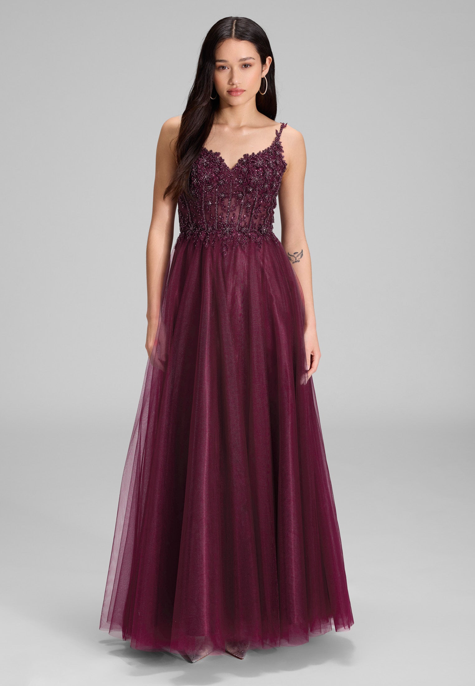 Ausgestelltes Tüllkleid mit Stickerei