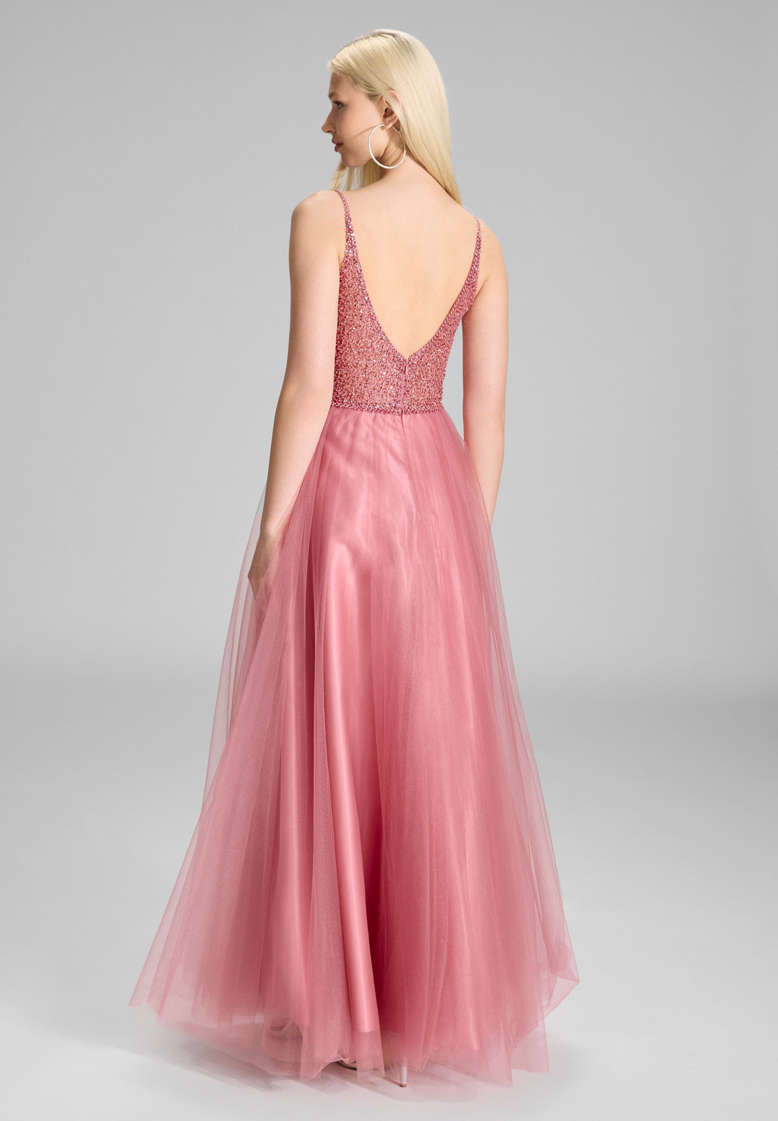 Tüllkleid mit feiner Ziersteinstickerei