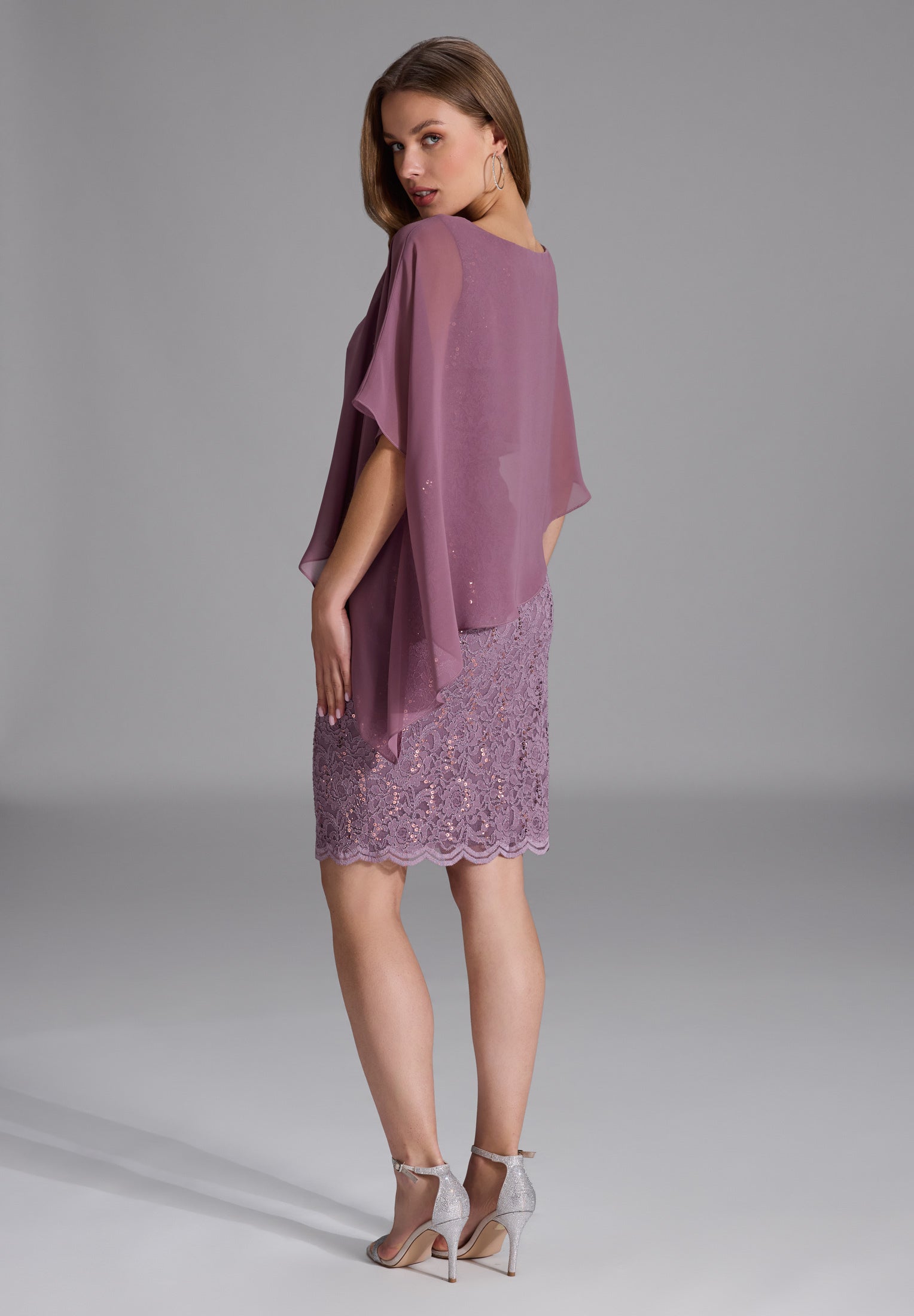Cocktailkleid mit Überwurf
