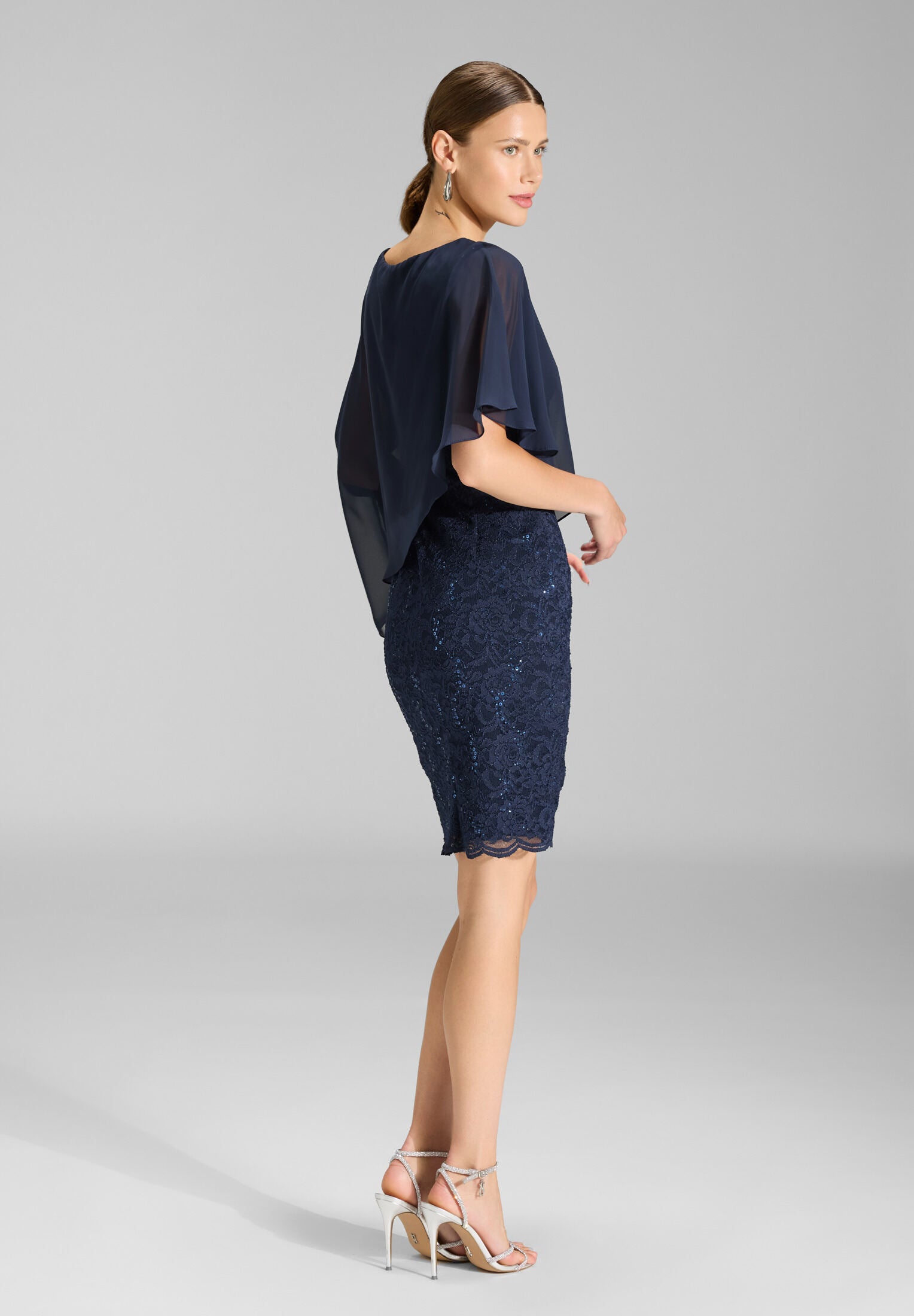 Cocktailkleid mit Überwurf