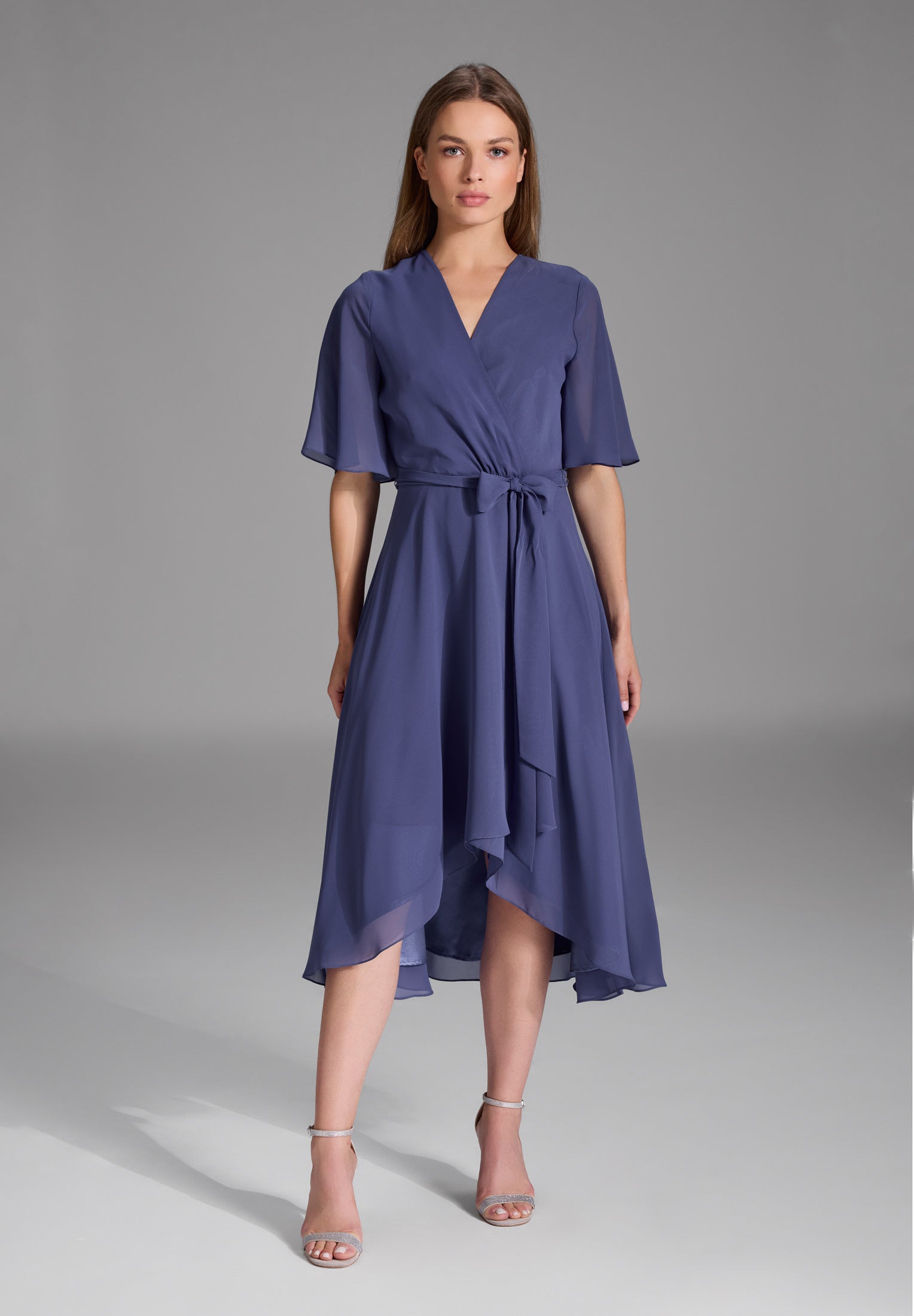 Chiffon Kleid in Wickel Optik mit Vokuhila Saum future blue
