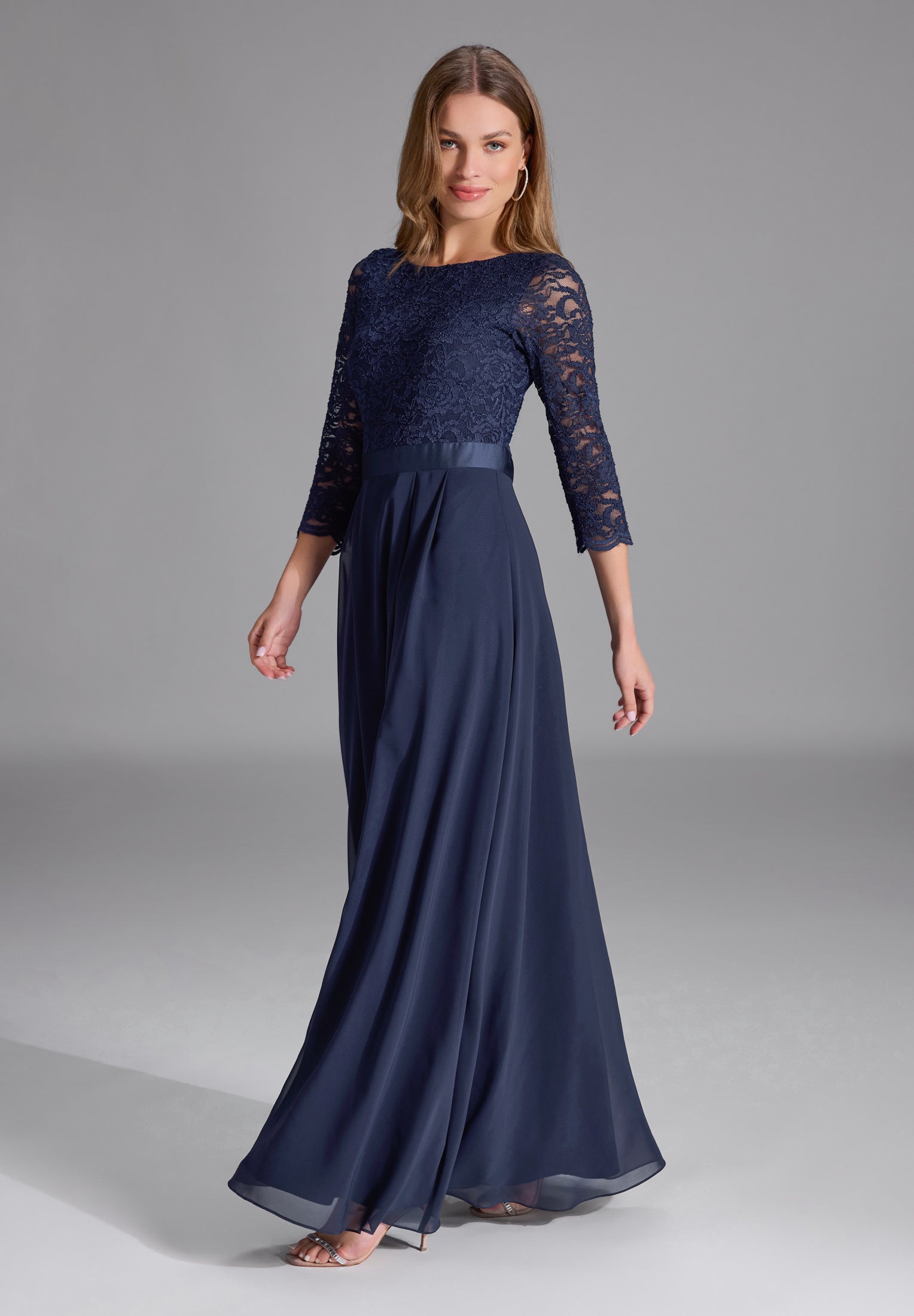 Abendkleid aus Spitze und Chiffon mit ¾ Arm