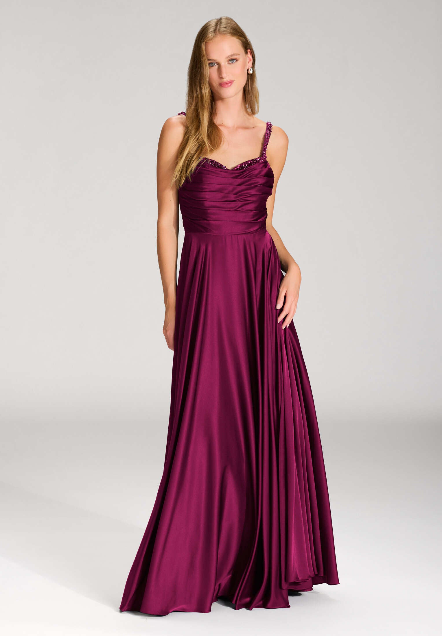 Satinkleid mit drapiertem Top und bestickten Trägern mulberry