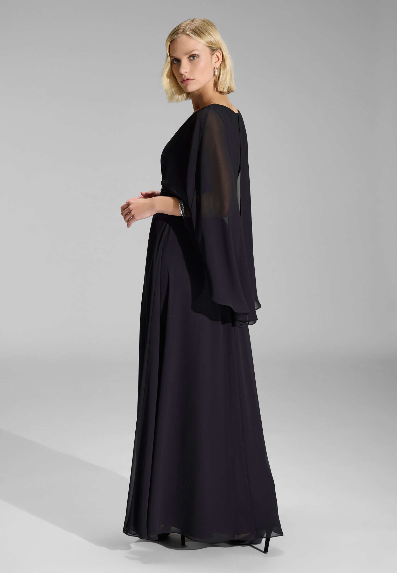 Abendkleid mit Cape aus Chiffon