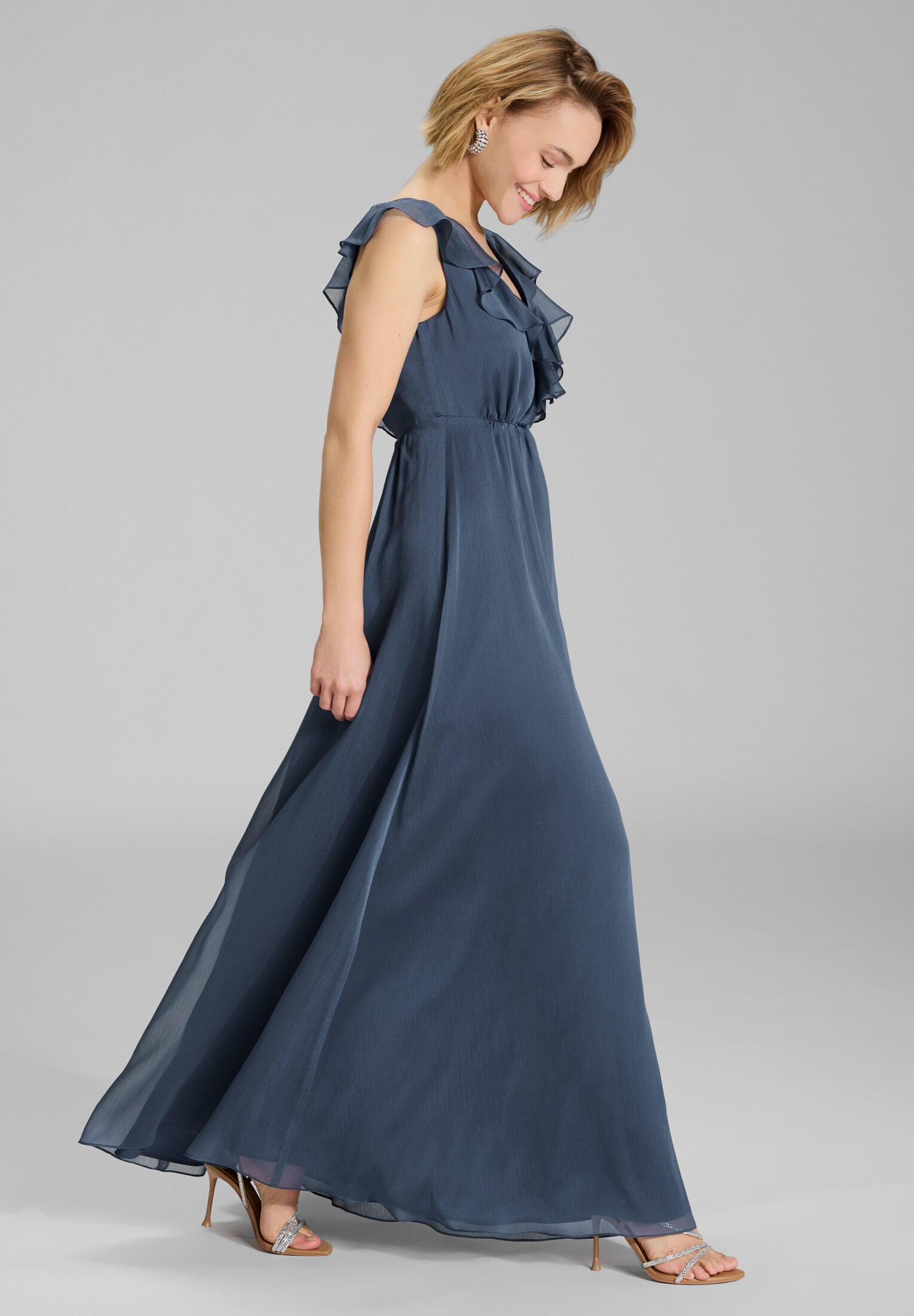 Abendkleid aus Crinkle Chiffon mit tiefem Ausschnitt und Rüschen