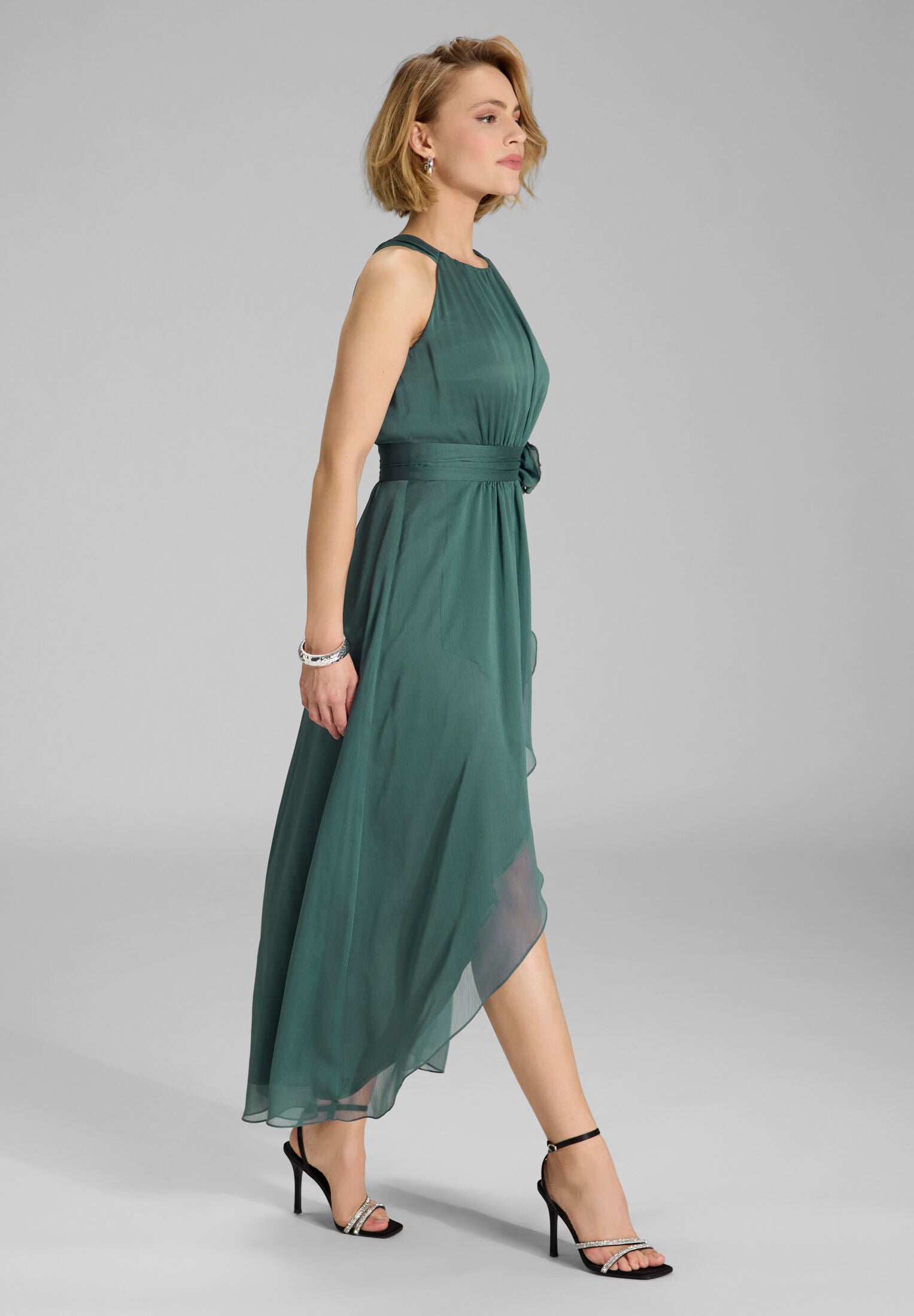 Abendkleid aus Chiffon mit Vokuhila Saum und Stoffblüte