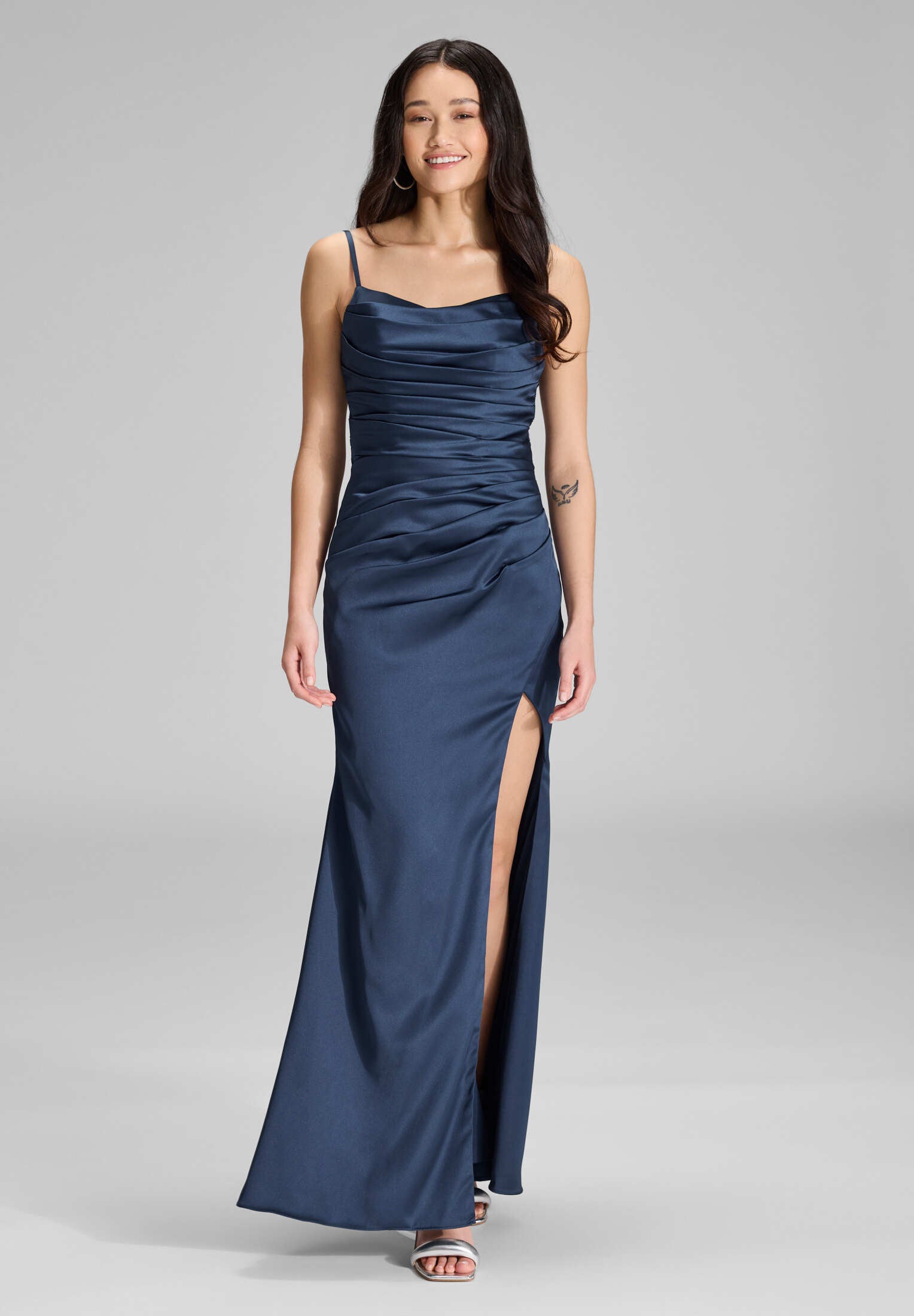 Satinkleid mit Raffungen und hohem Beinschlitz navy