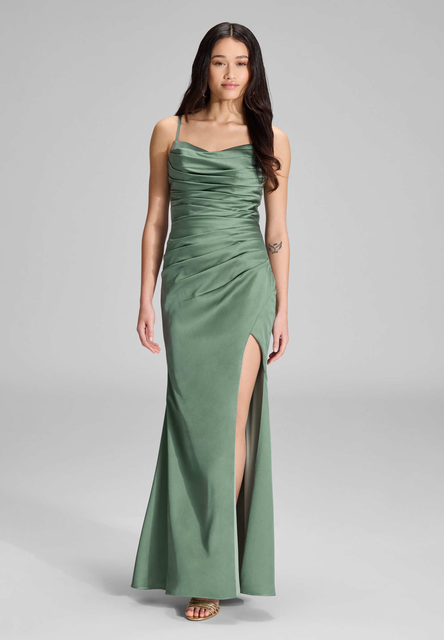 Satinkleid mit Raffungen und hohem Beinschlitz leaf green