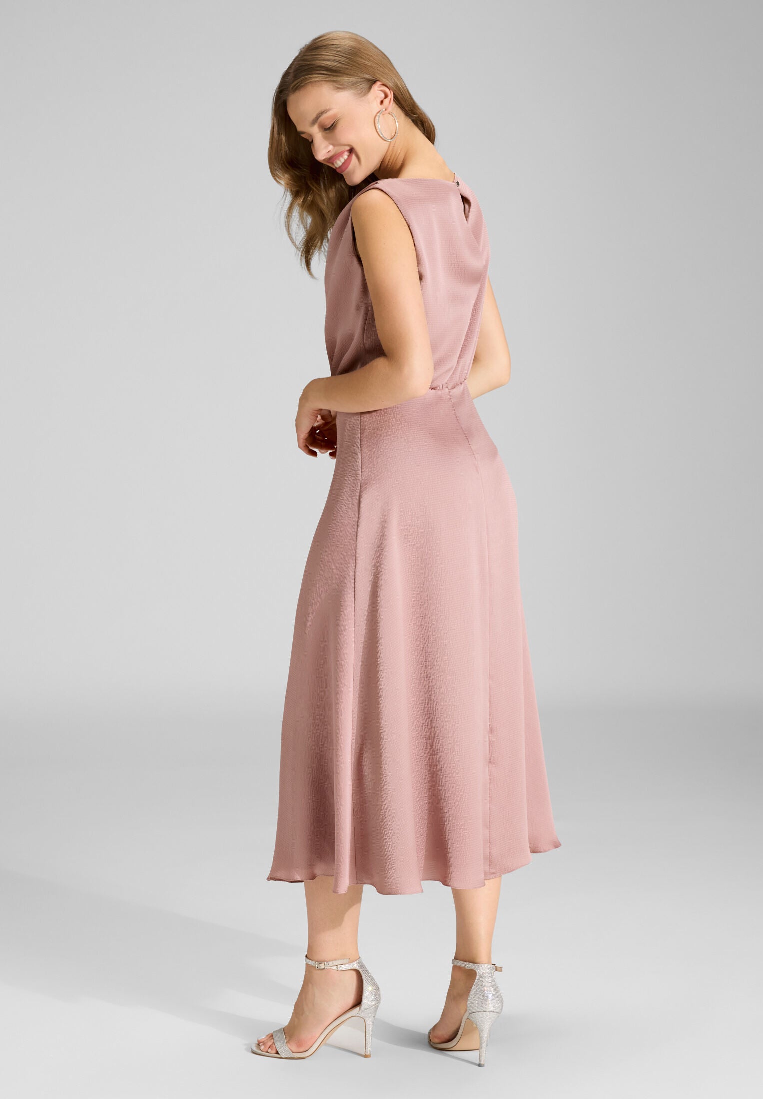 Cocktailkleid aus Satin mit Wasserfall Ausschnitt