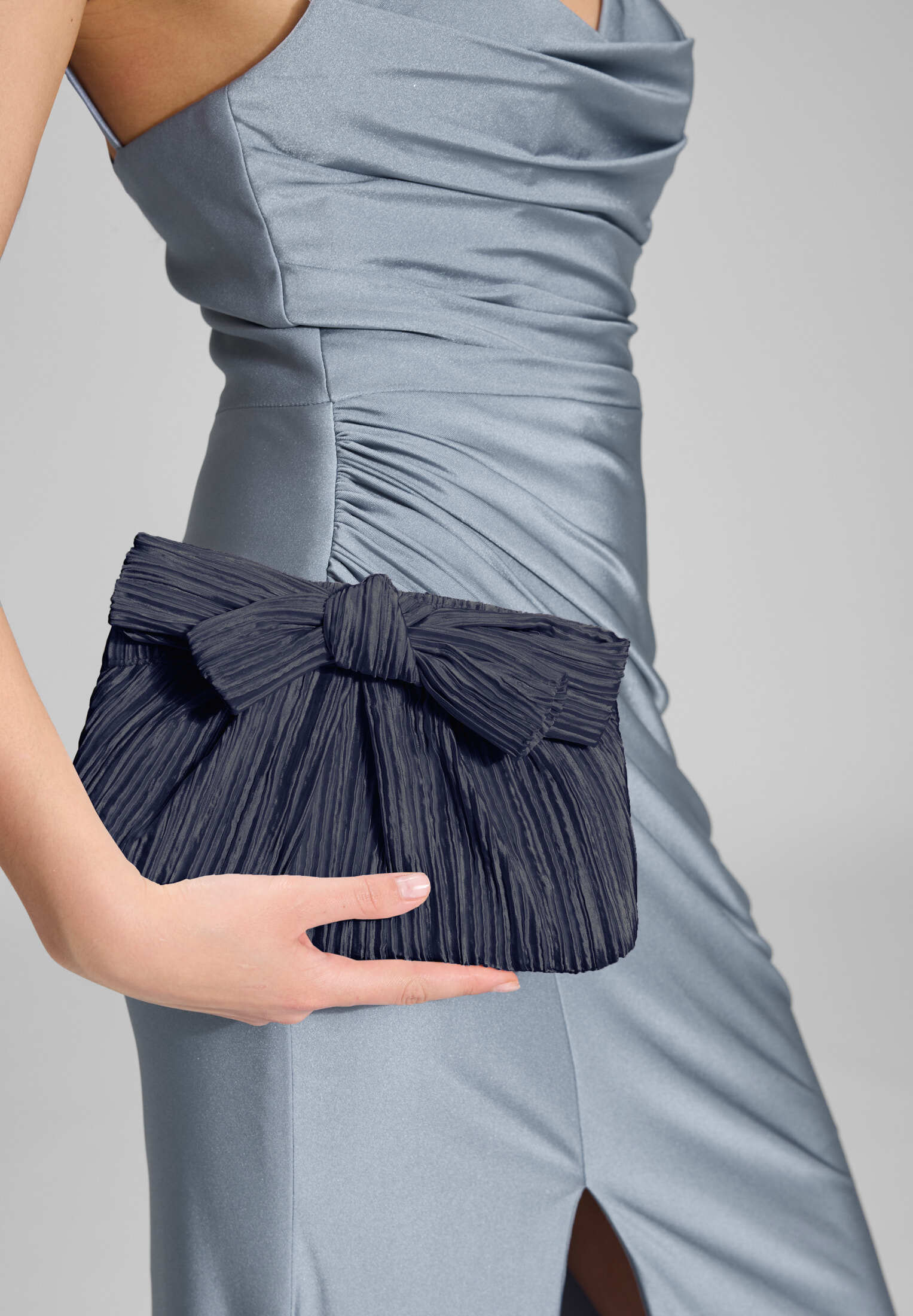 Abendtasche mit Schleifenapplikation