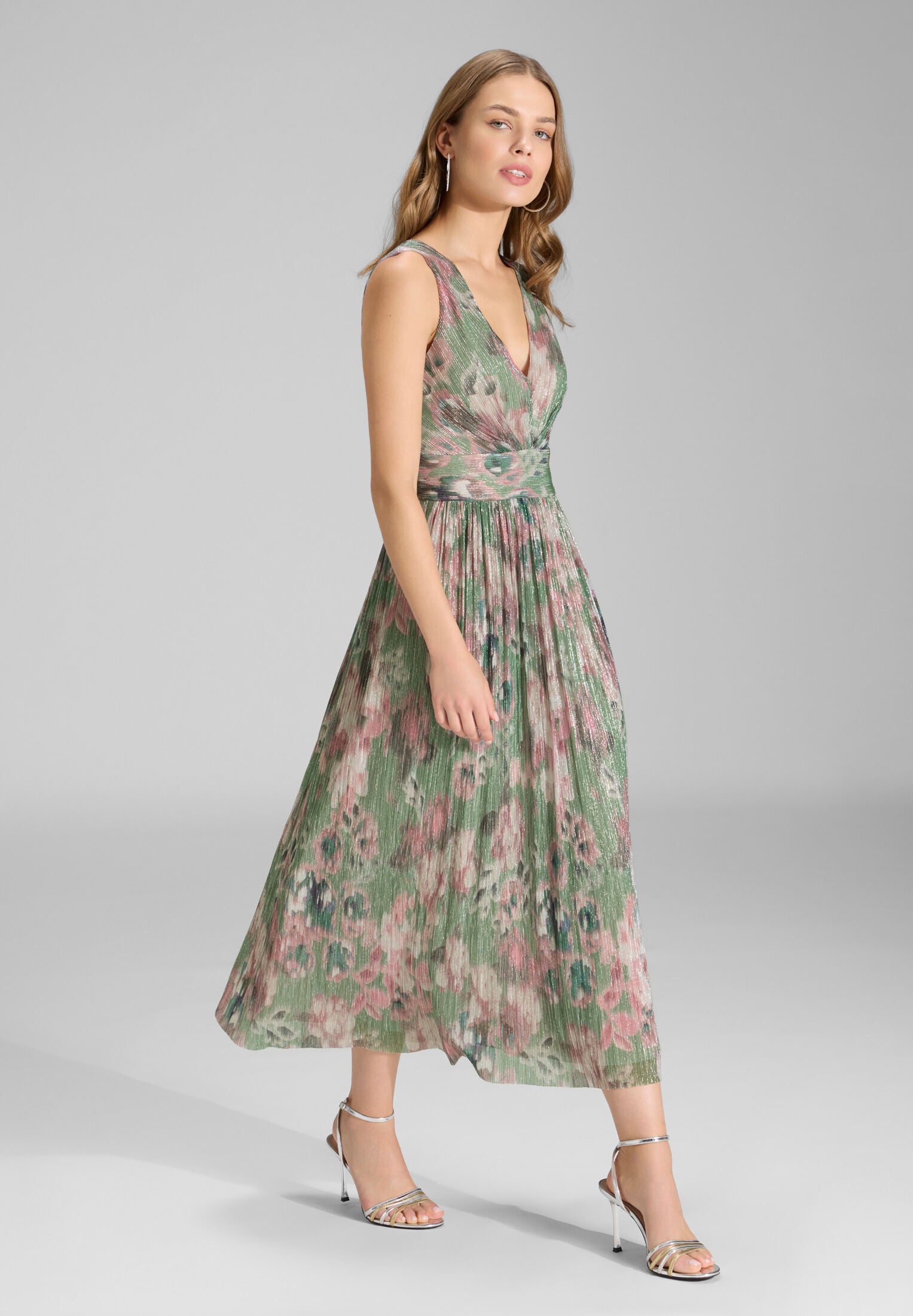 Cocktailkleid aus bedrucktem Plissee Jersey mit V-Ausschnitt