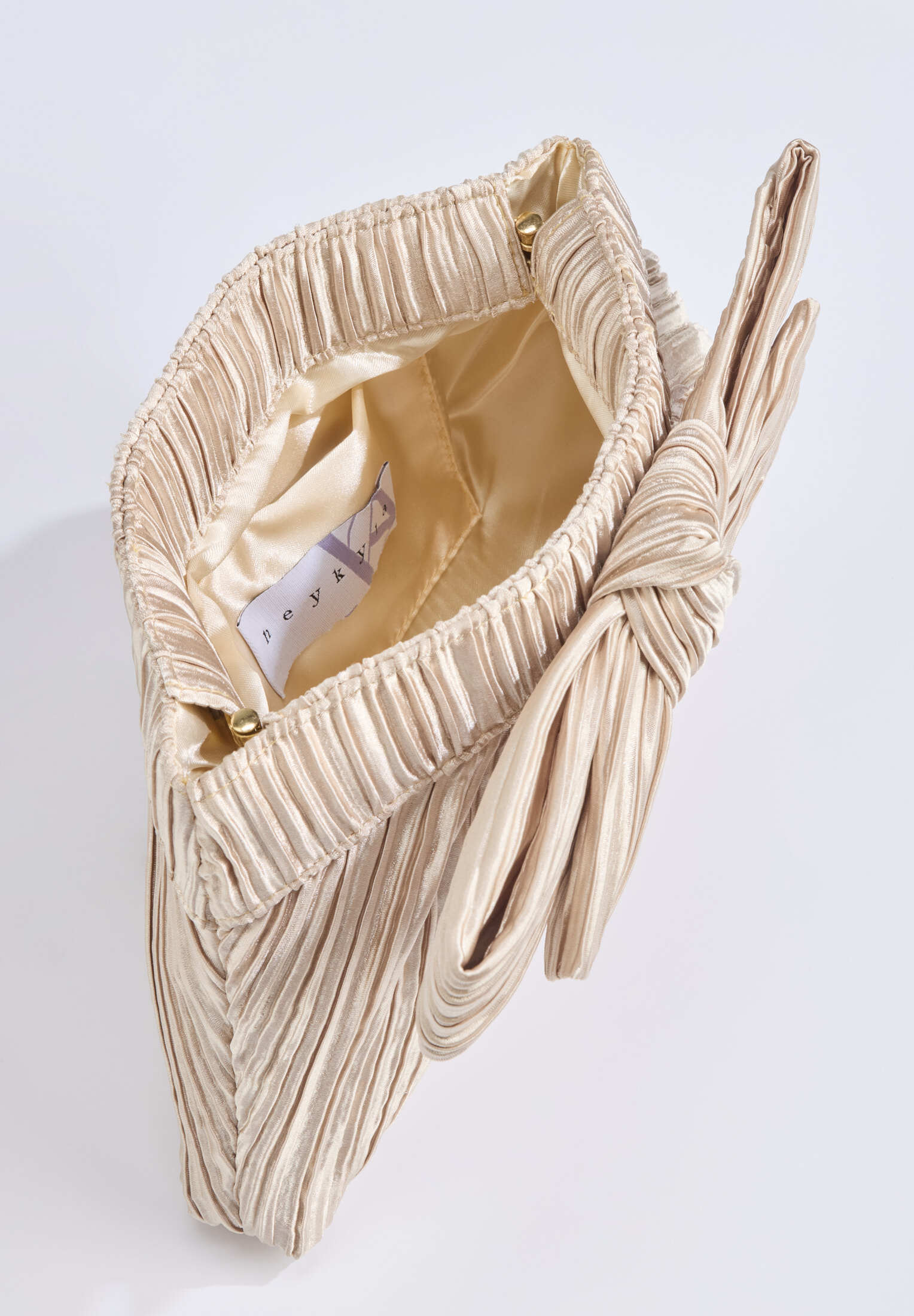 Abendtasche mit Schleifenapplikation