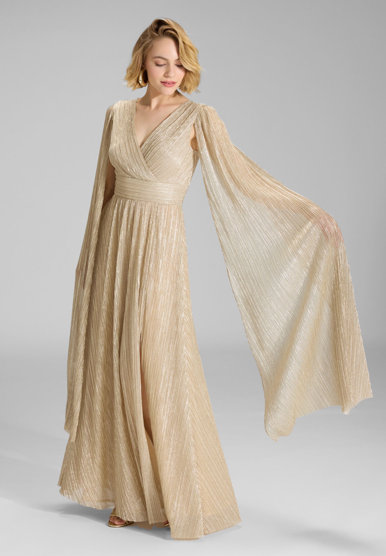 Abendkleid aus glänzendem Plissee Jersey mit langen Cape Ärmeln gold 34