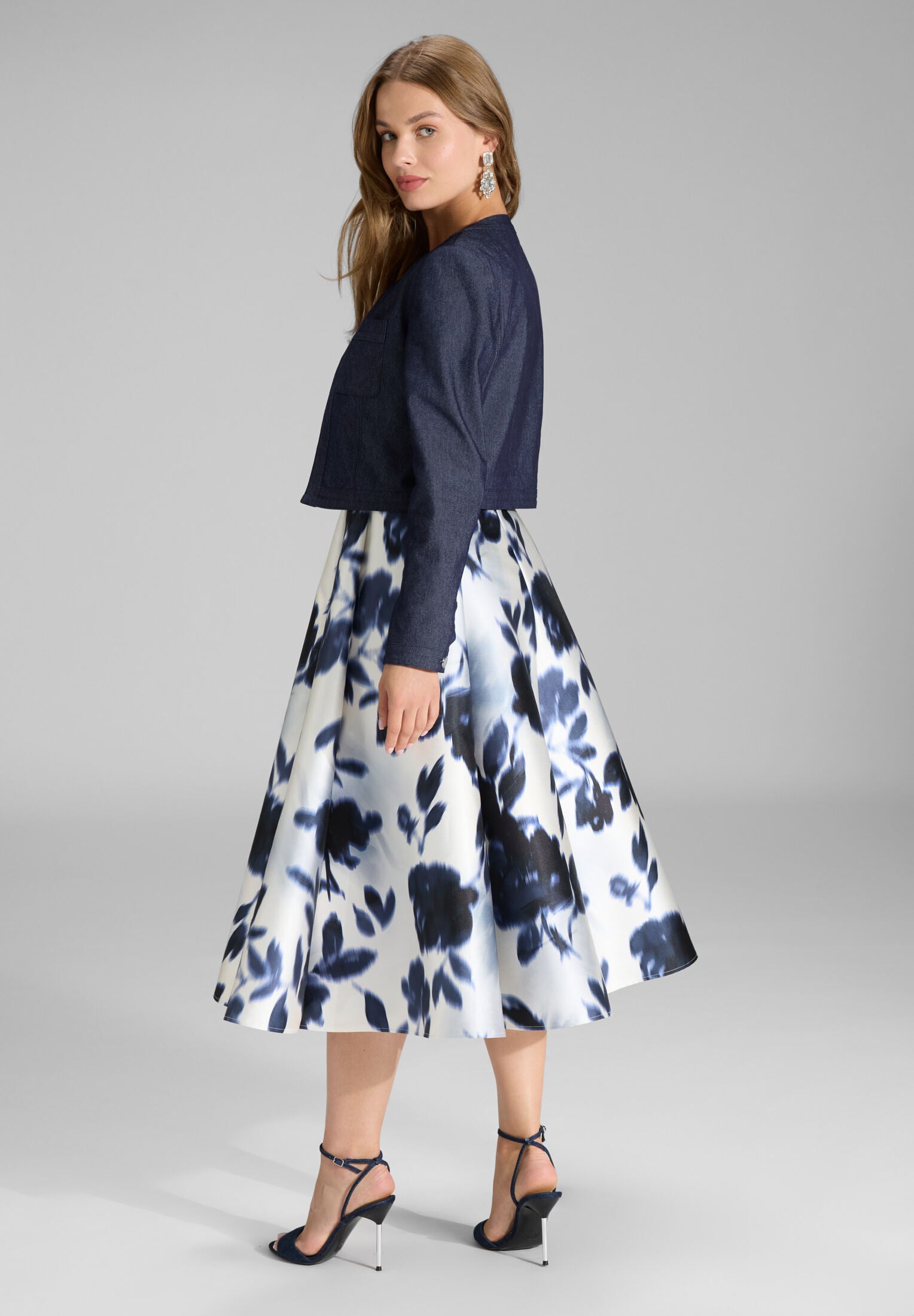 Kurze Jacke aus Stretch Denim mit aufgesetzten Taschen