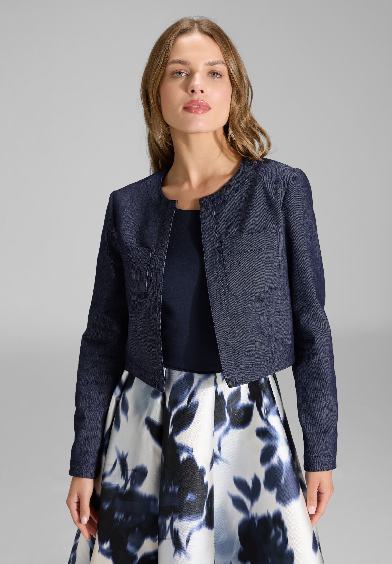 Kurze Jacke aus Stretch Denim mit aufgesetzten Taschen