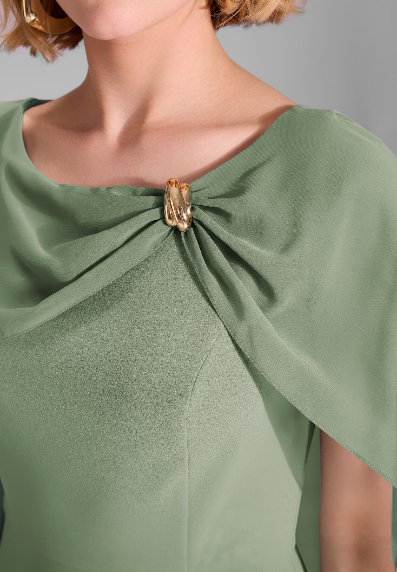 Abendkleid aus Crepe Jersey mit Chiffon Cape und Zierteil