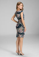 Etuikleid mit Wickel-Ausschnitt aus bedrucktem Mesh