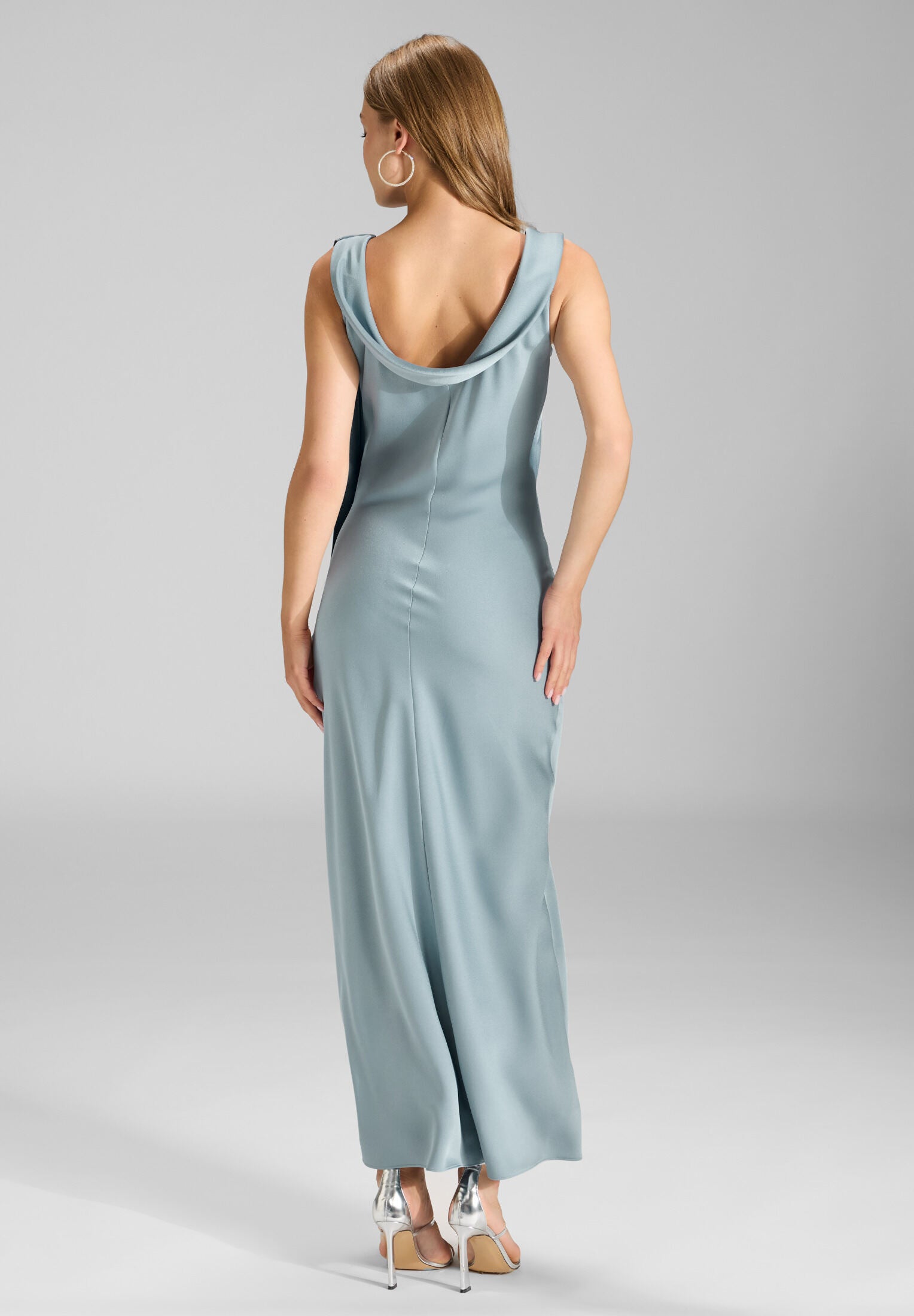 Slip Dress aus Satin mit drapiertem Kragen