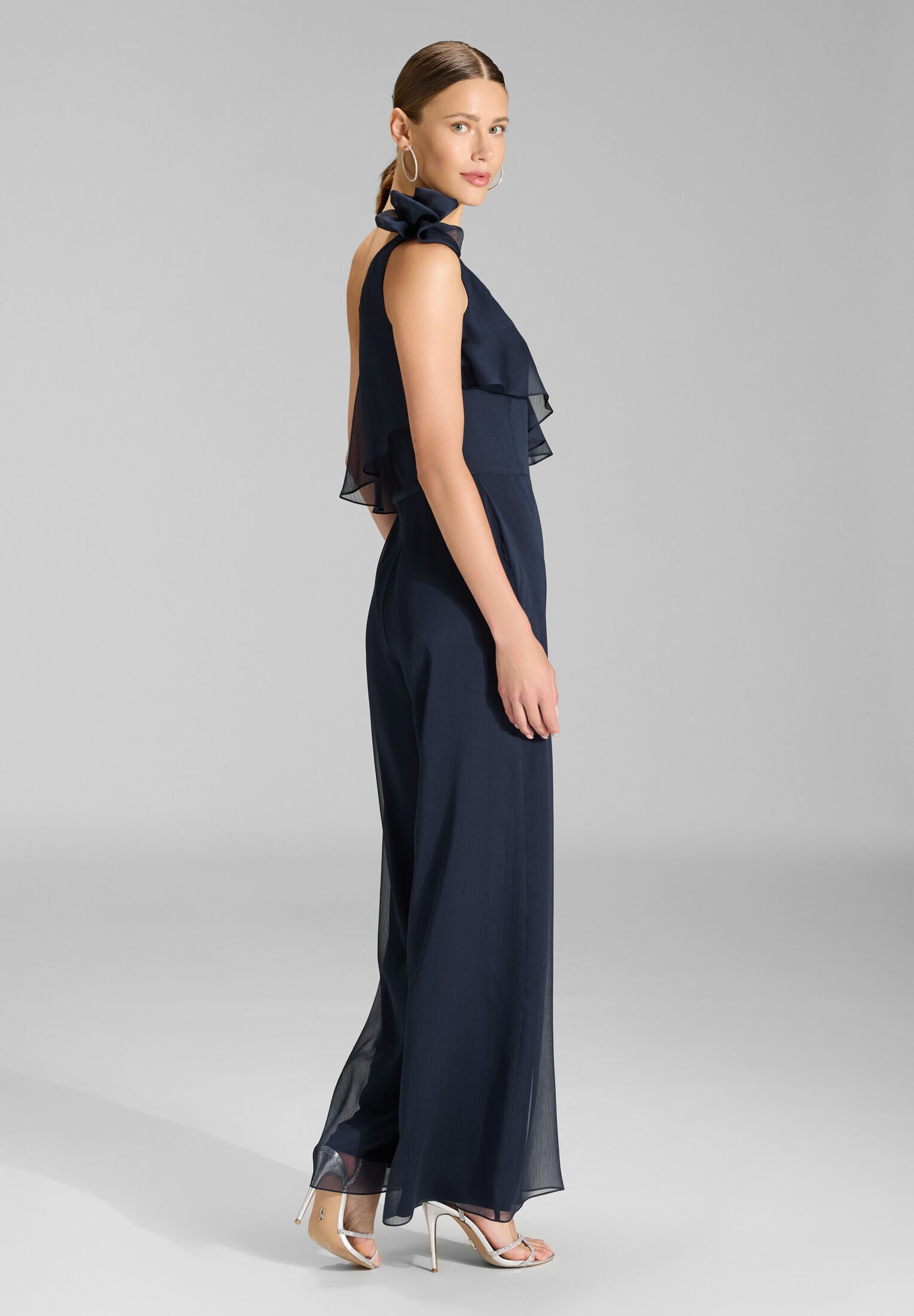 One-Shoulder Jumpsuit aus Crinkle Chiffon mit Blüte