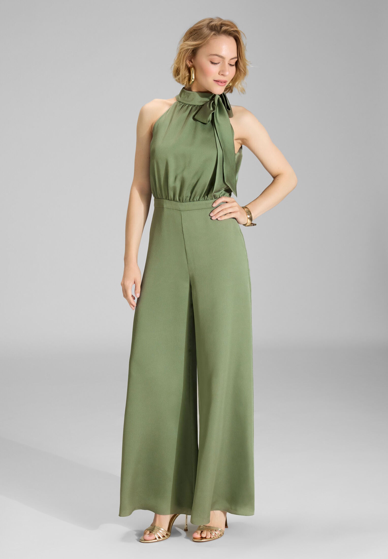 Jumpsuit mit Schluppe aus gehämmertem Satin matcha green