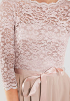 Kleid im zarten Spitzenlook und Dreiviertelarm