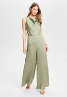 Jumpsuit aus Satin mit Wasserfallausschnitt khaki green