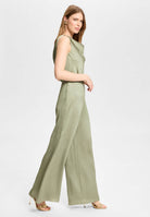Jumpsuit aus Satin mit Wasserfallausschnitt