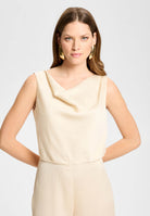 Jumpsuit aus Satin mit Wasserfallausschnitt