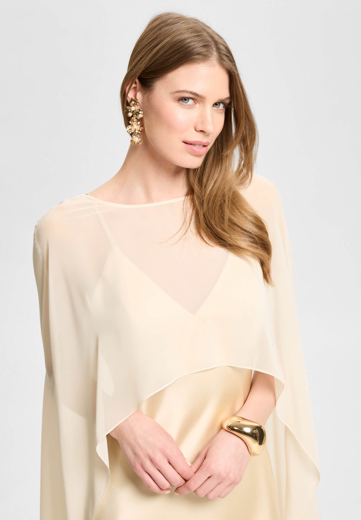 Abendkleid aus Satin mit abnehmbarem Chiffon Cape