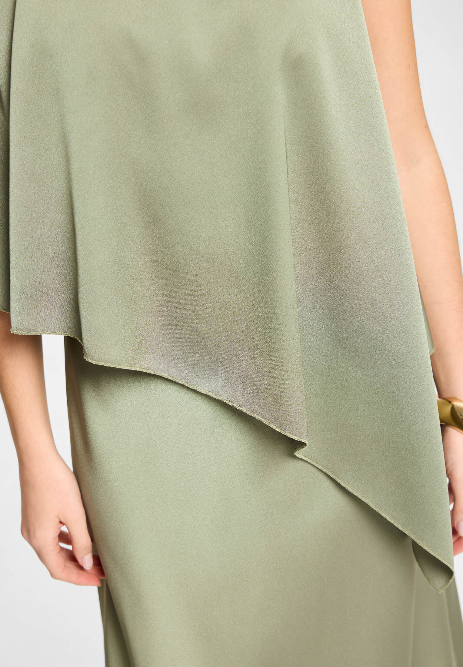Cocktailkleid aus Satin mit amerikanischer Schulter