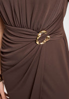 Drapiertes Abendkleid aus Jersey mit Zierschnalle