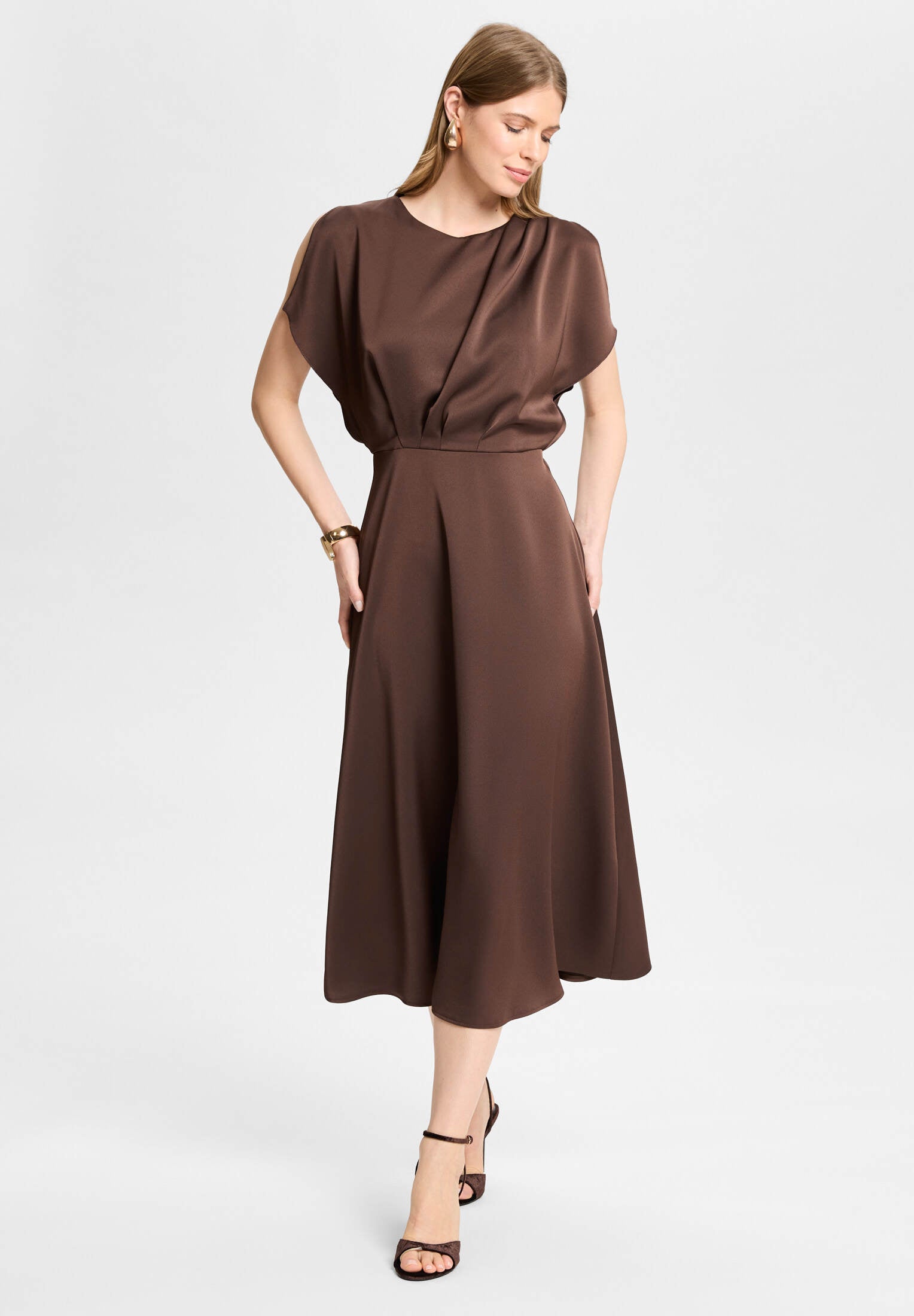 Cocktailkleid aus Satin mit geschlitzten Schulternähten chocolate brown