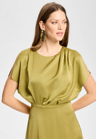 Cocktailkleid aus Satin mit geschlitzten Schulternähten