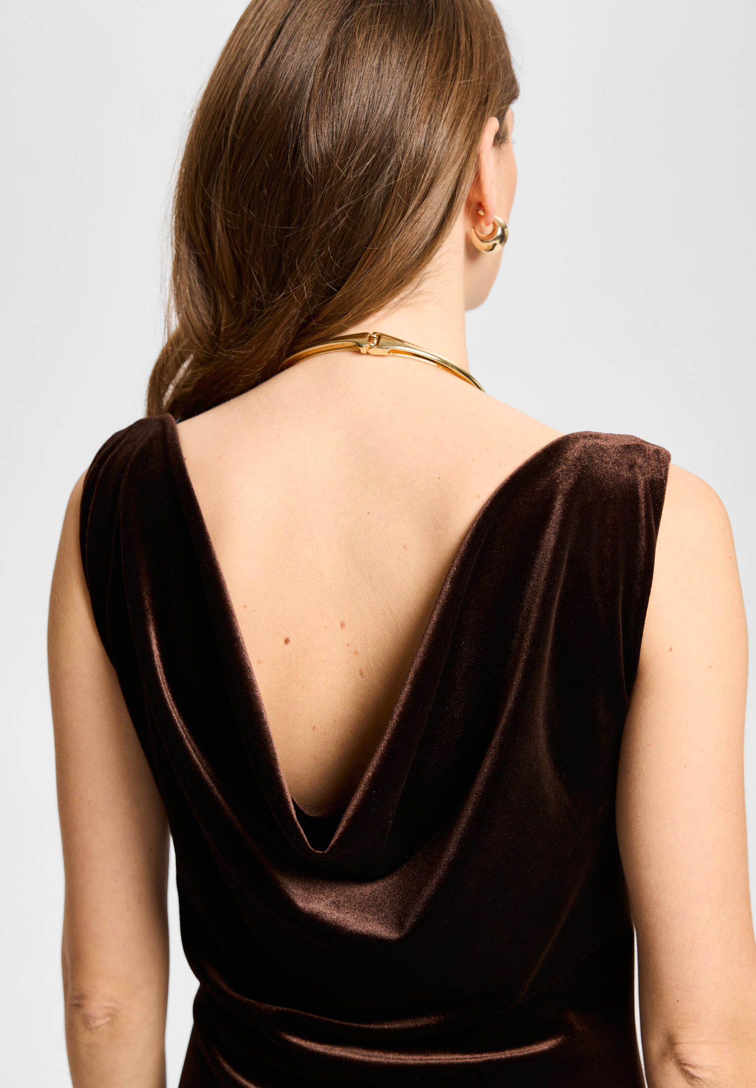 Abendkleid aus Samt mit Wasserfallausschnitt