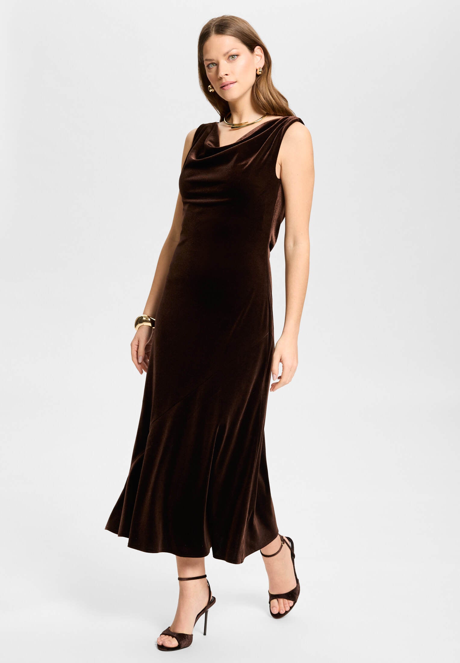 Abendkleid aus Samt mit Wasserfallausschnitt