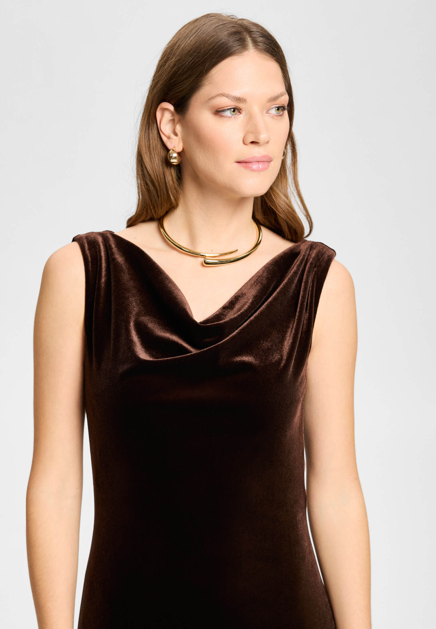 Abendkleid aus Samt mit Wasserfallausschnitt