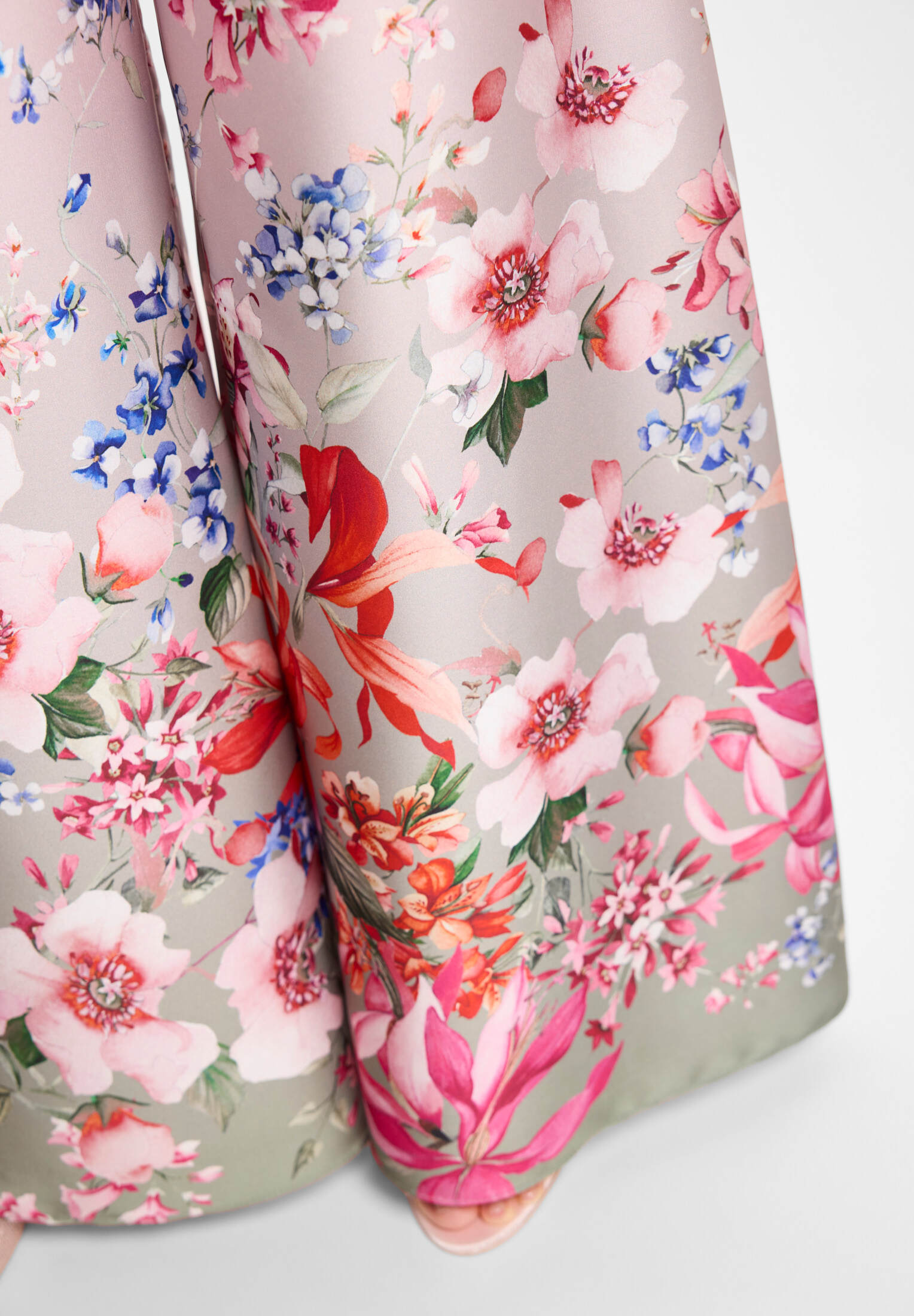 Weite Satinhose mit Bordüren-Print